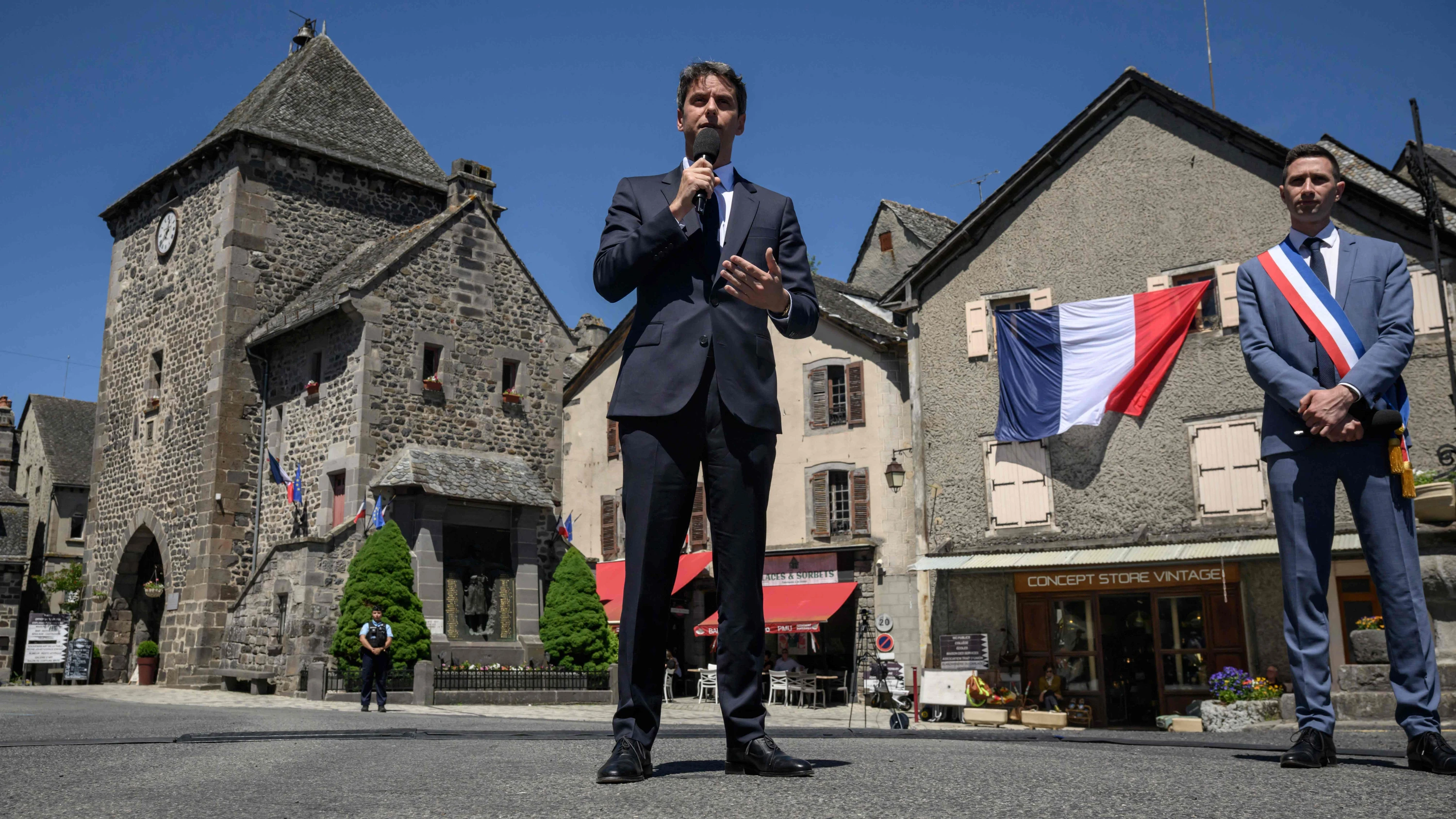 Der Renaissance-Vorsitzende Gabriel Attal bei seinem Besuch im Ort Mur-de-Barrez am 22. Mai 2026. - AFP