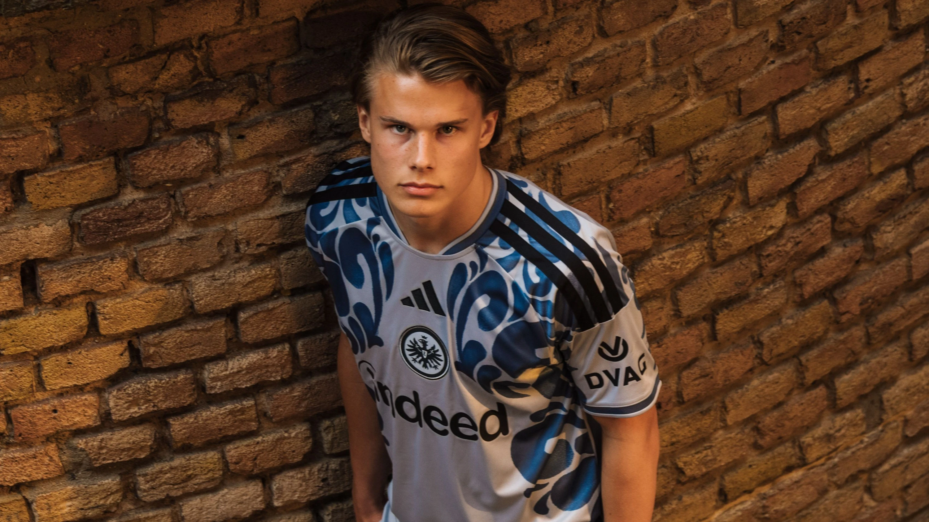 So sportlich kann ein Bembel sein: Das neue Ausweichtrikot der Eintracht Frankfurt will Sport und „hessische Apfelweinkultur“ zusammenbringen. - Eintracht Frankfurt