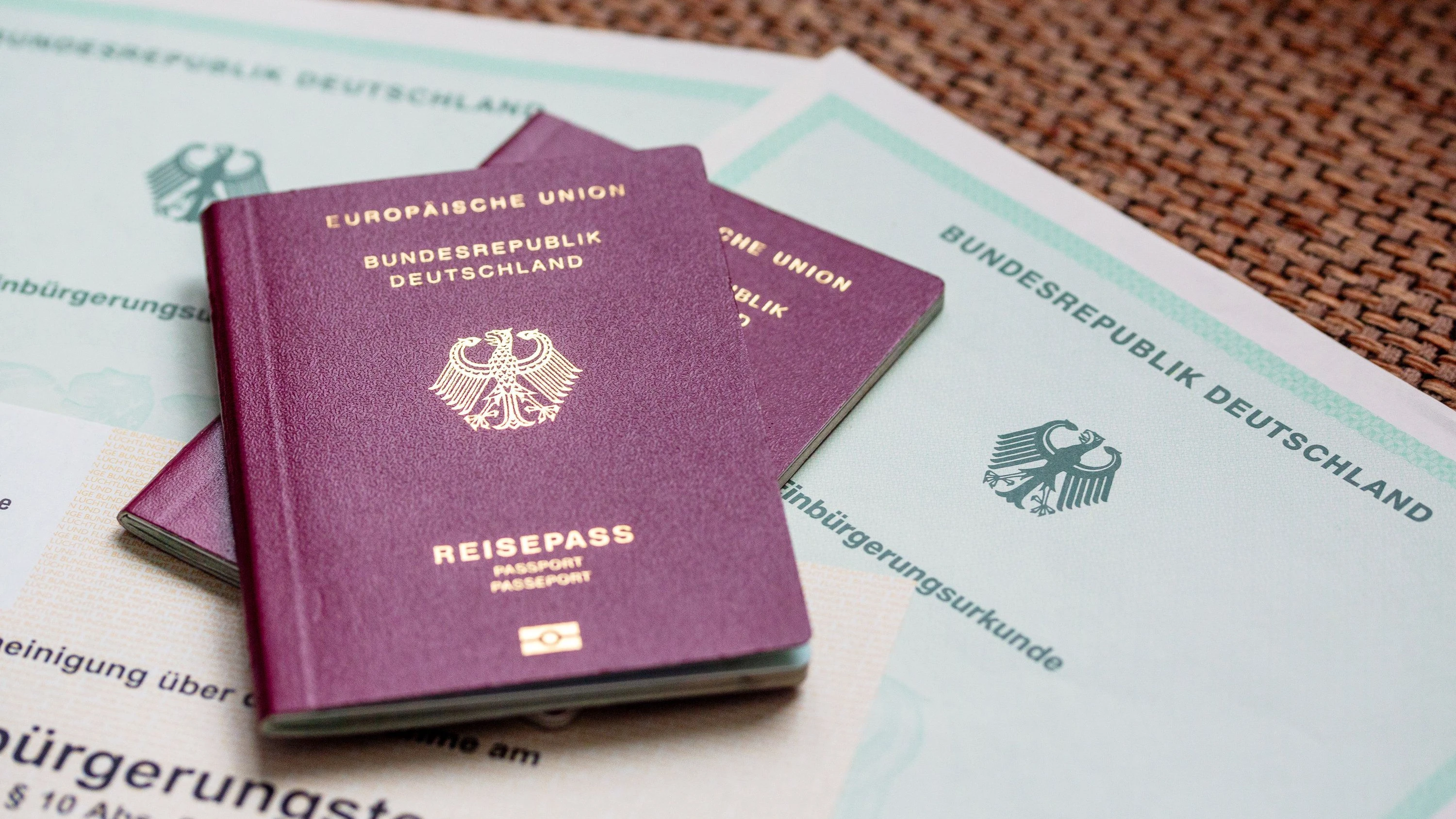 Betrug mit falschem Pass: Deutscher gibt sich bei Sprachprüfung als Afghane aus Betrug mit falschem Pass: Deutscher gibt sich bei Sprachprüfung als Afghane aus