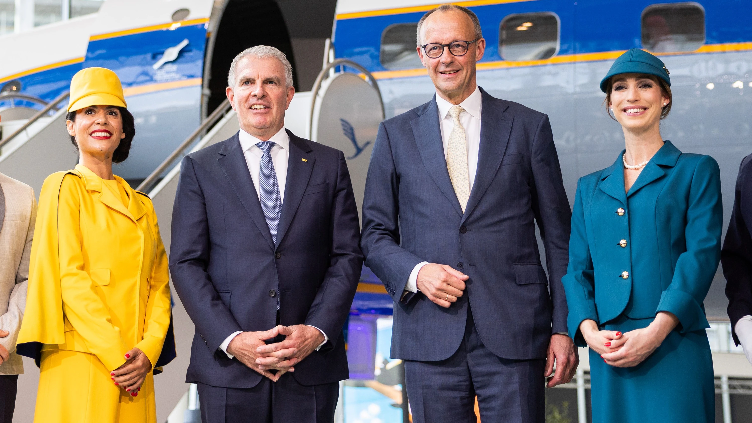 100 Jahre Lufthansa: Während der Kanzler gratuliert, wird draußen gestreikt 100 Jahre Lufthansa: Während der Kanzler gratuliert, wird draußen gestreikt