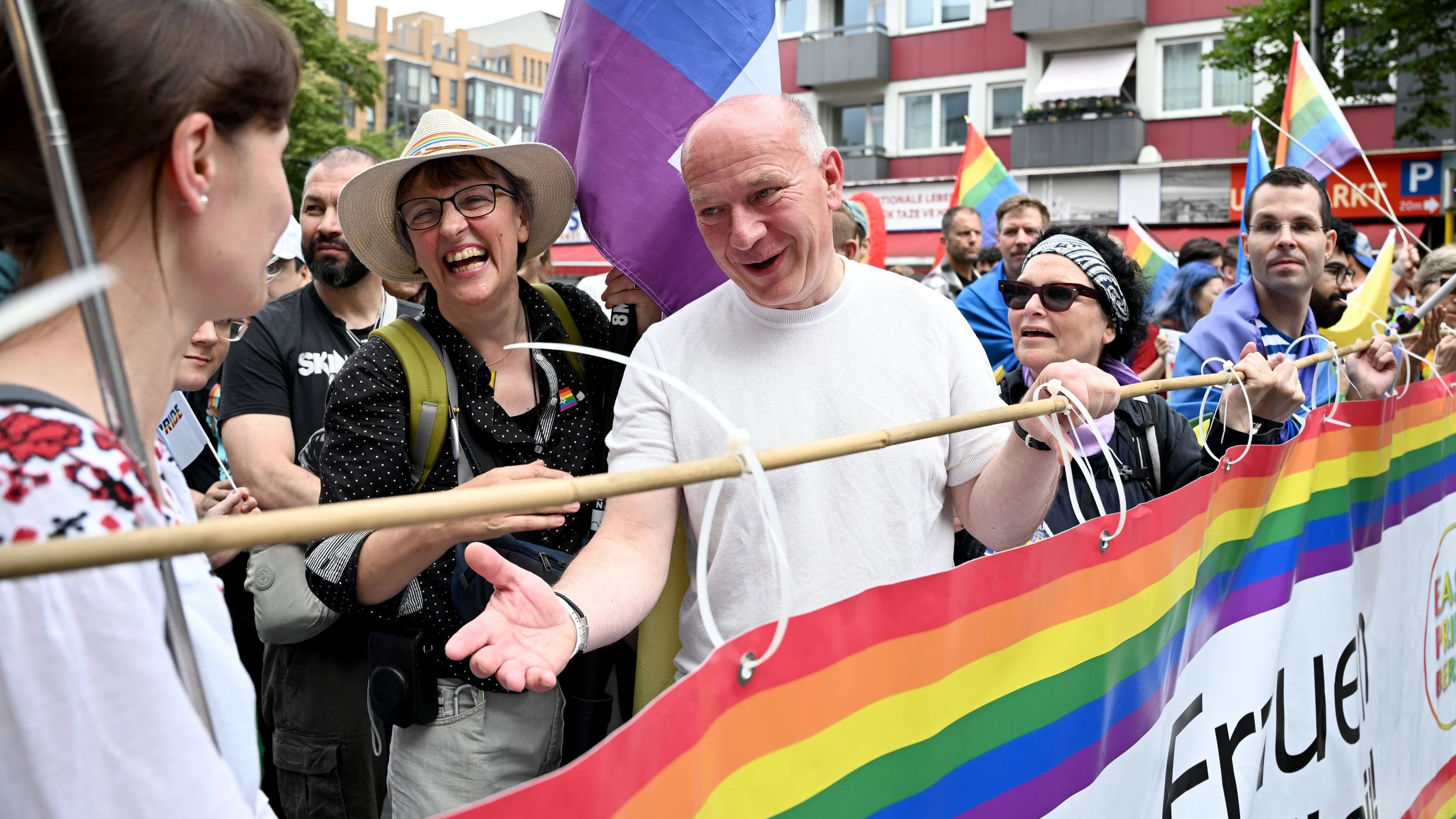 Kai Wegner (CDU, Mitte) 2025 auf der Berlin Pride - dpa