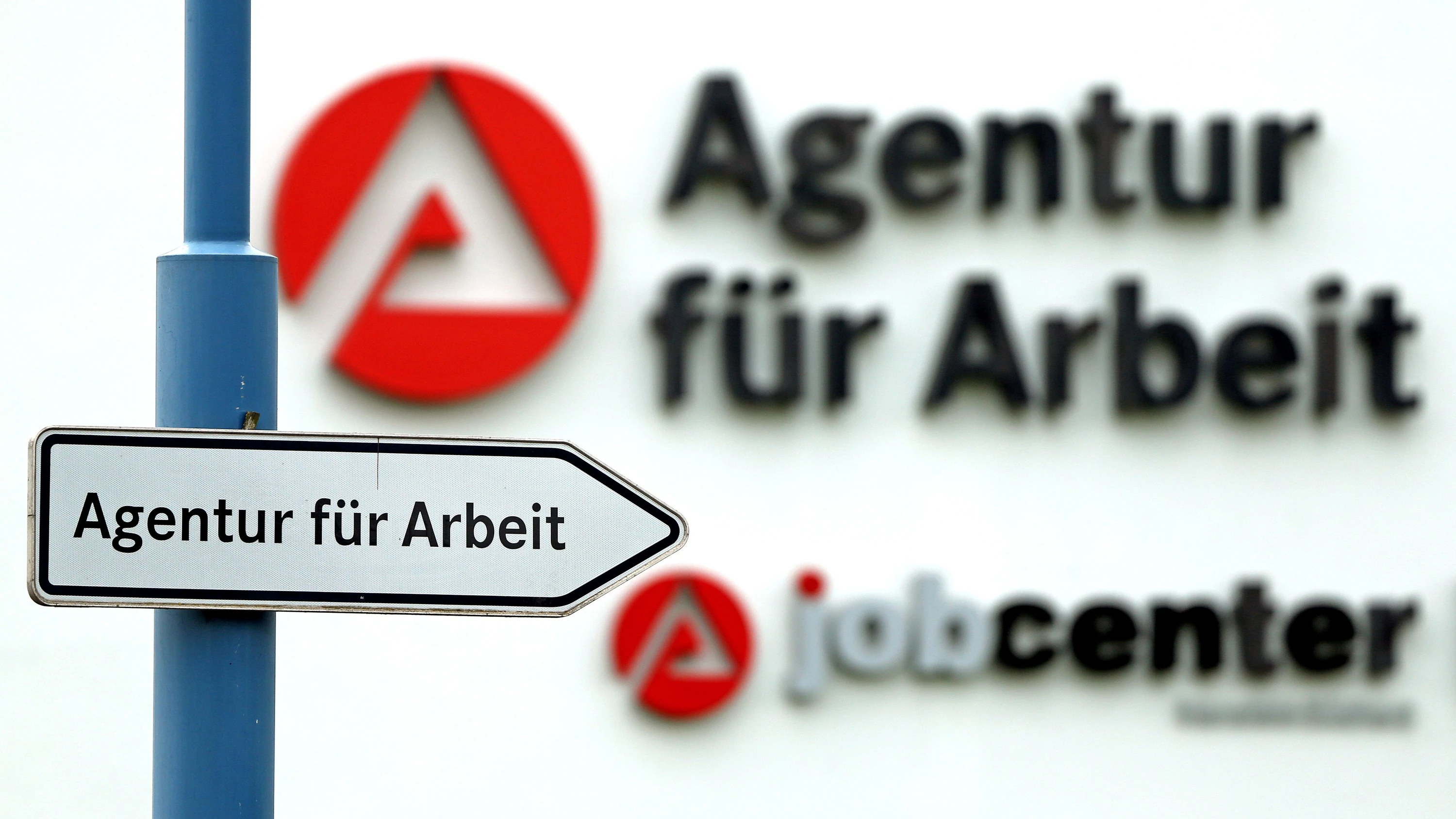 Bundesagentur für Arbeit: Arbeitslosenzahl steigt wieder über drei Millionen