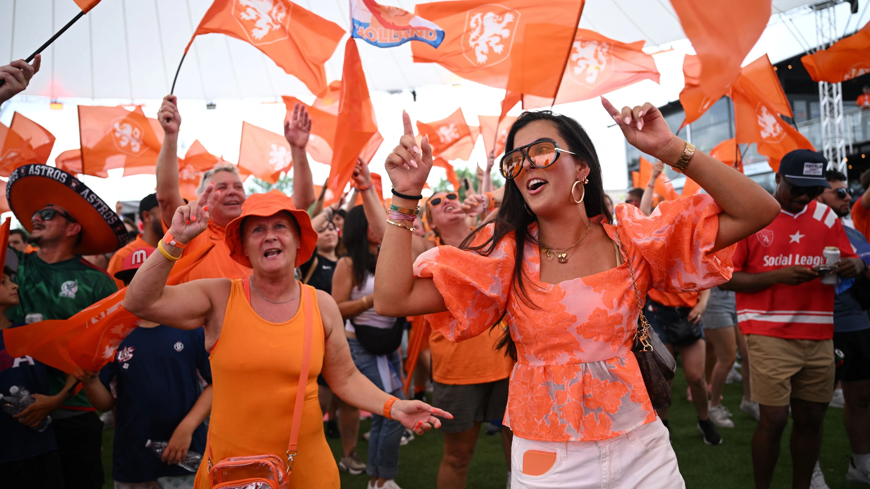 Liveblog Fußball-WM 2026: 30.000 beim Fanmarsch: Niederlande stimmen sich auf Spiel zwei ein