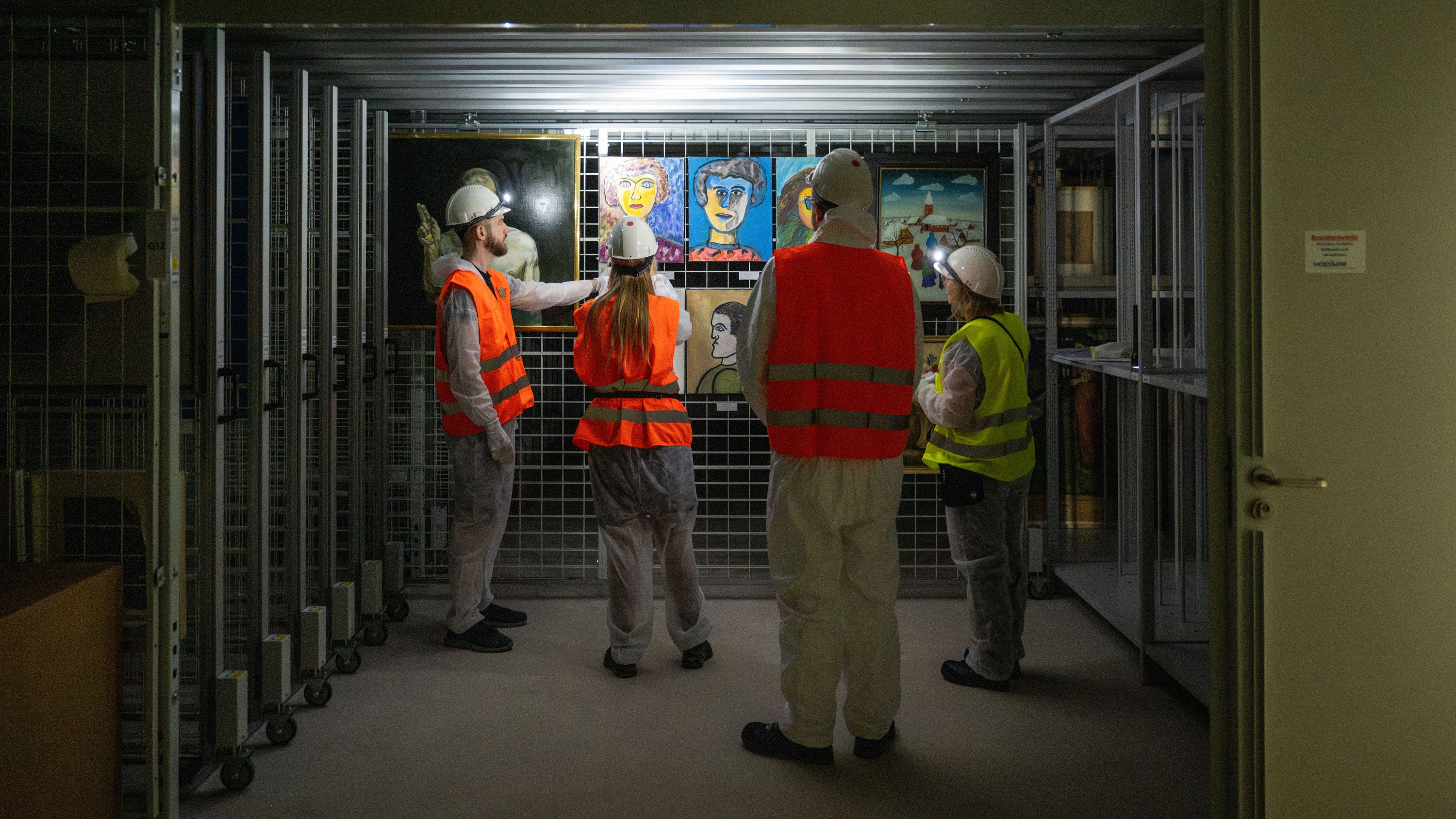 Übung am Kunstdepot: Museumsmitarbeiter retten Kunst vor Starkregen Bergen und Erstversorgen: Das muss im Notfall auch mit Büchern, Datenträgern und Kunstwerken geschehen. Wie Kulturgüter gerettet werden, haben Mitarbeiter von Bibliotheken und Museen jetzt in Darmstadt geübt.