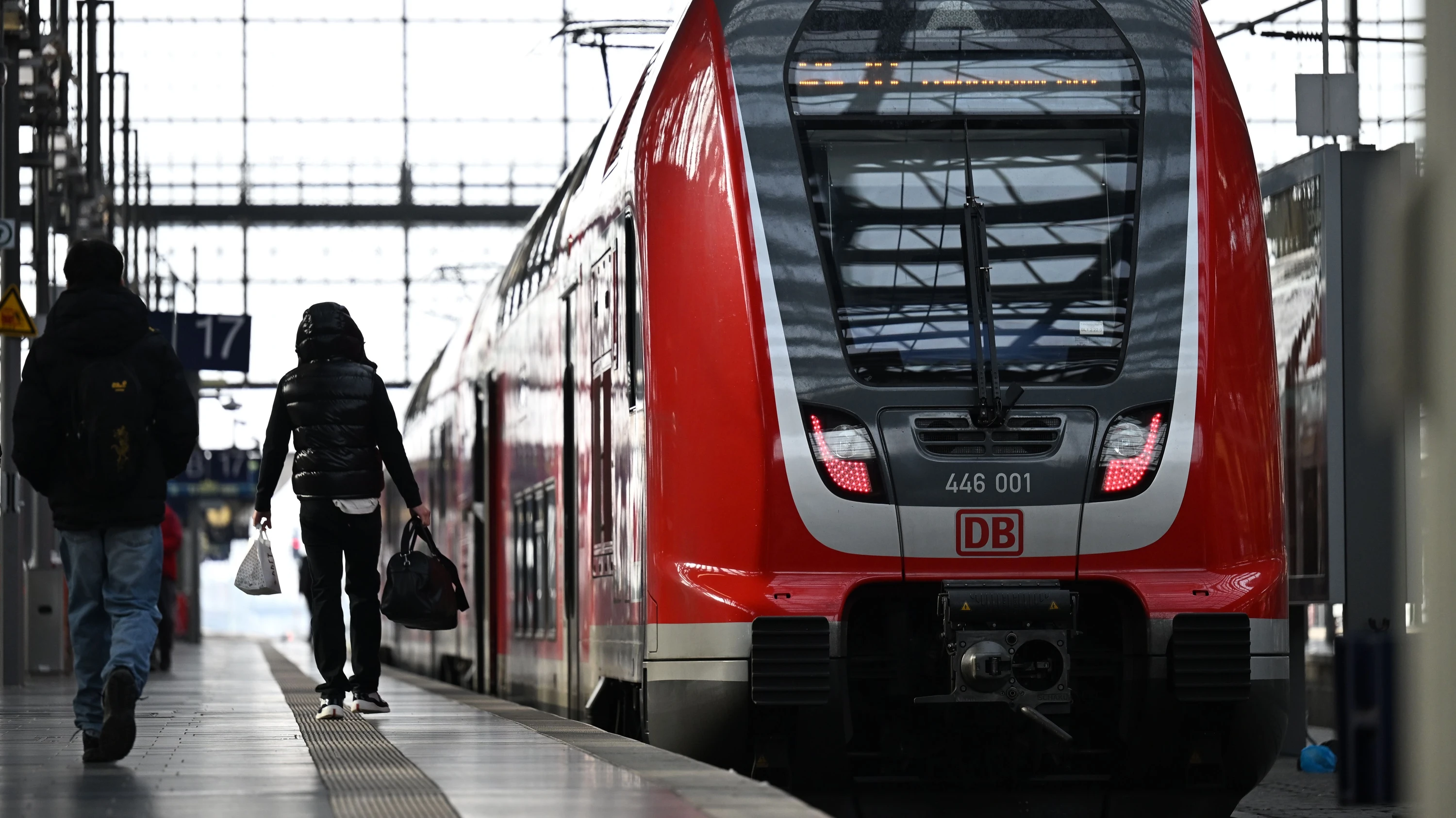 Wer mit S-Bahn und Regionalzug unterwegs ist, muss in den nächsten Wochen wegen Bauarbeiten mit Zugausfällen, Gleiswechseln und Verspätungen rechnen. - dpa
