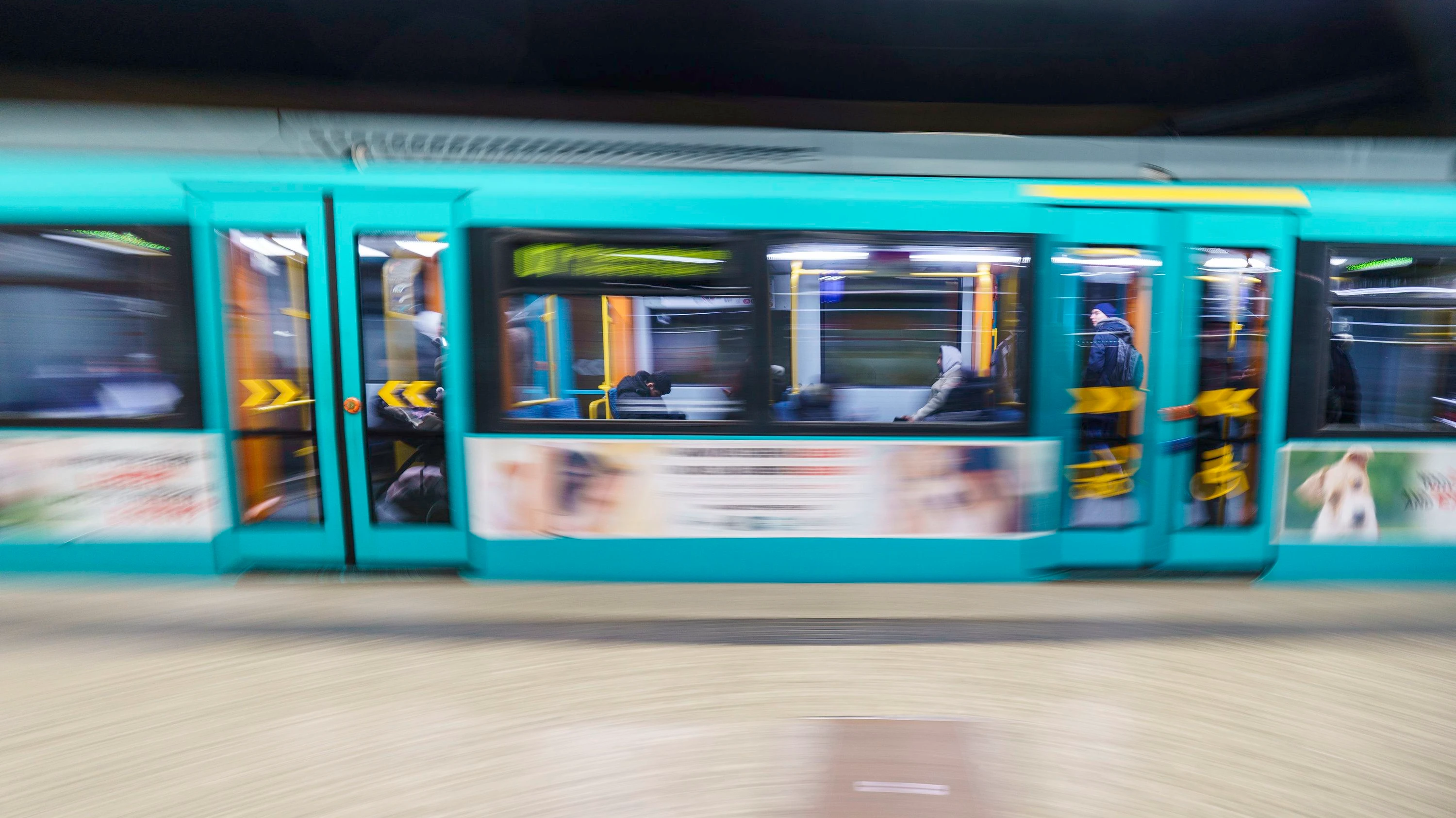 Liveticker Hessen & Frankfurt: Frankfurt: Mann von U-Bahn erfasst und gerettet