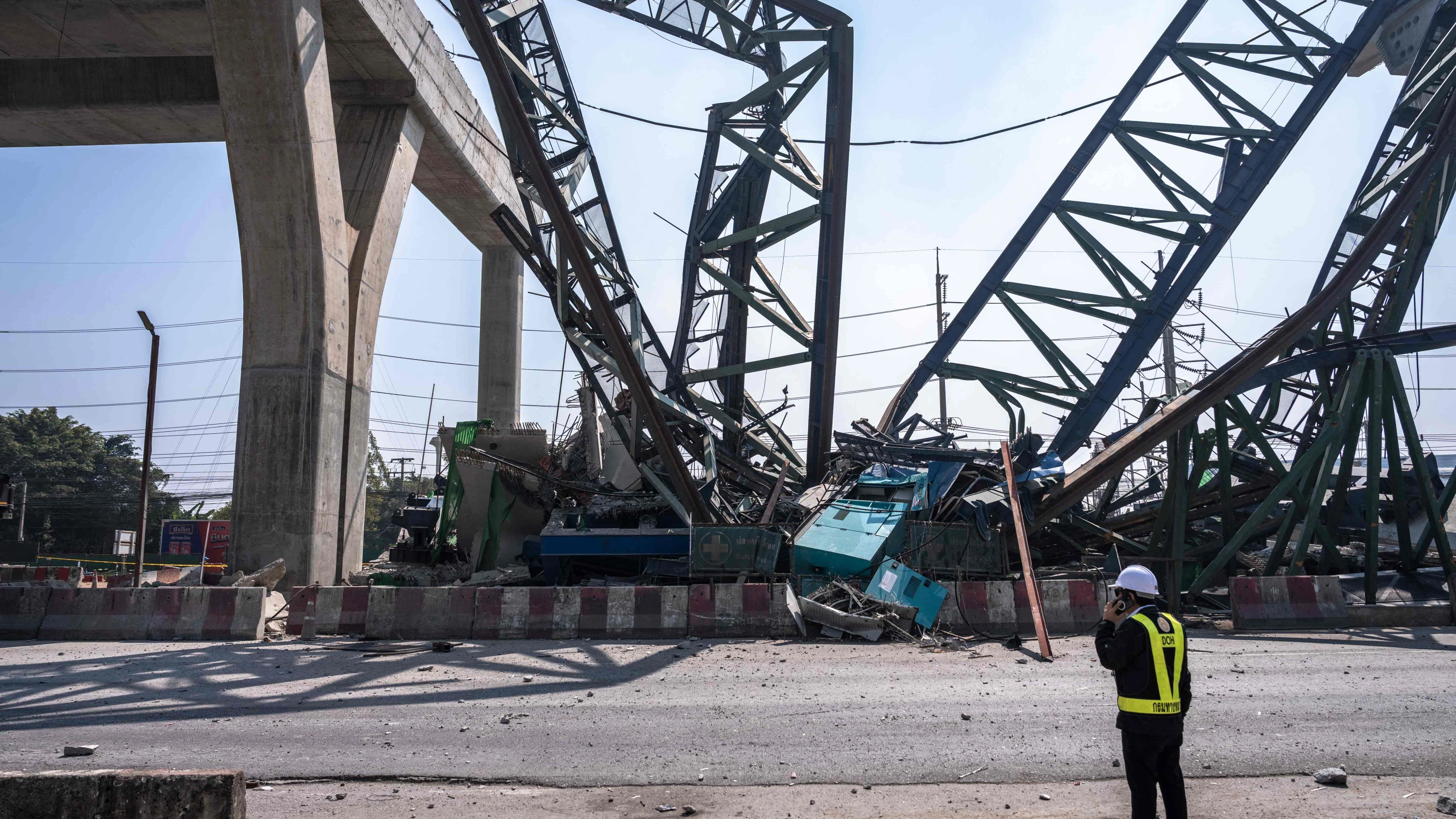 Schnellstraße getroffen: Zwei Tote nach Kraneinsturz in Bangkok