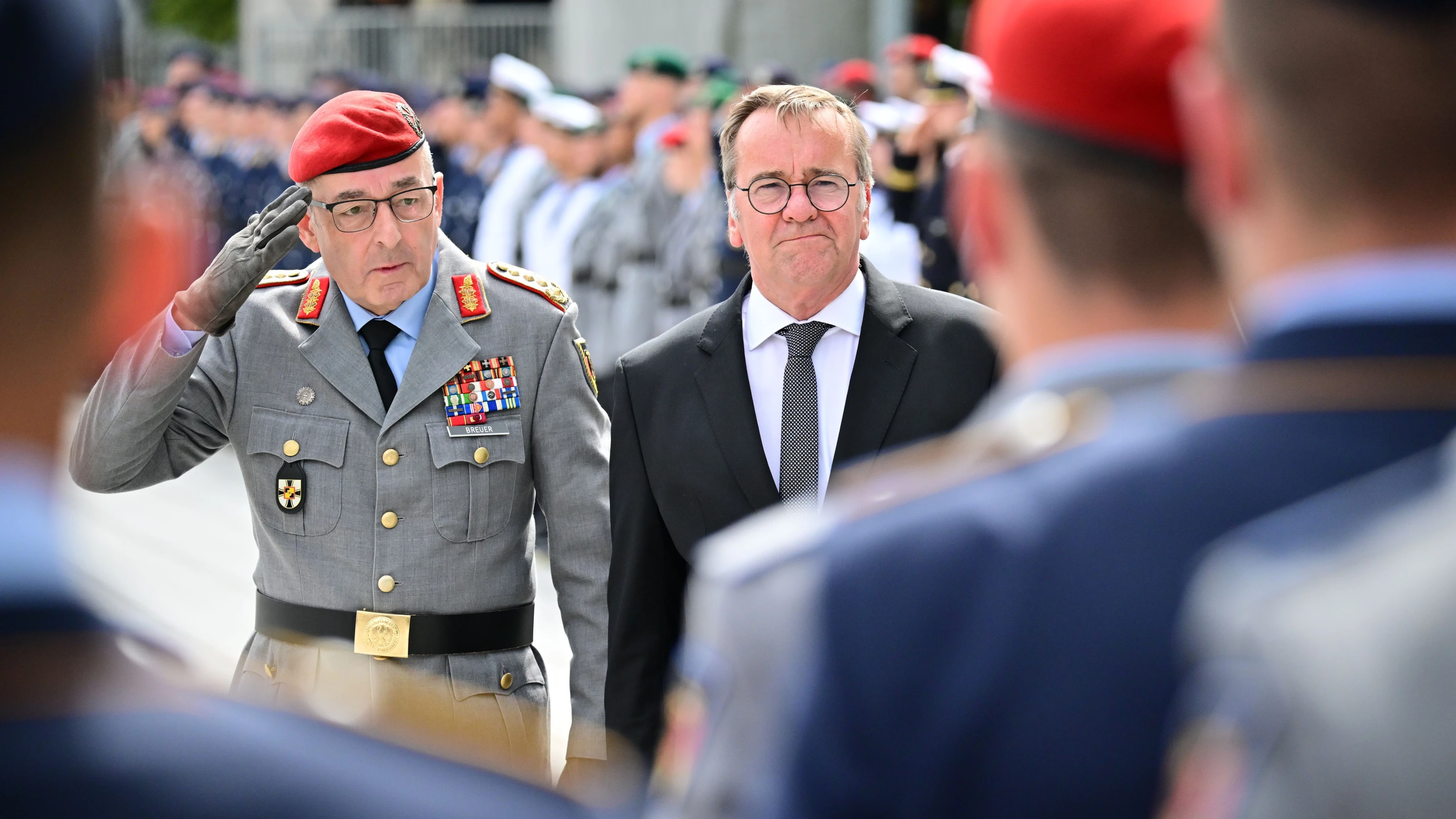Generalinspekteur: Wer folgt Breuer an der Spitze der Bundeswehr nach? Generalinspekteur: Wer folgt Breuer an der Spitze der Bundeswehr nach?