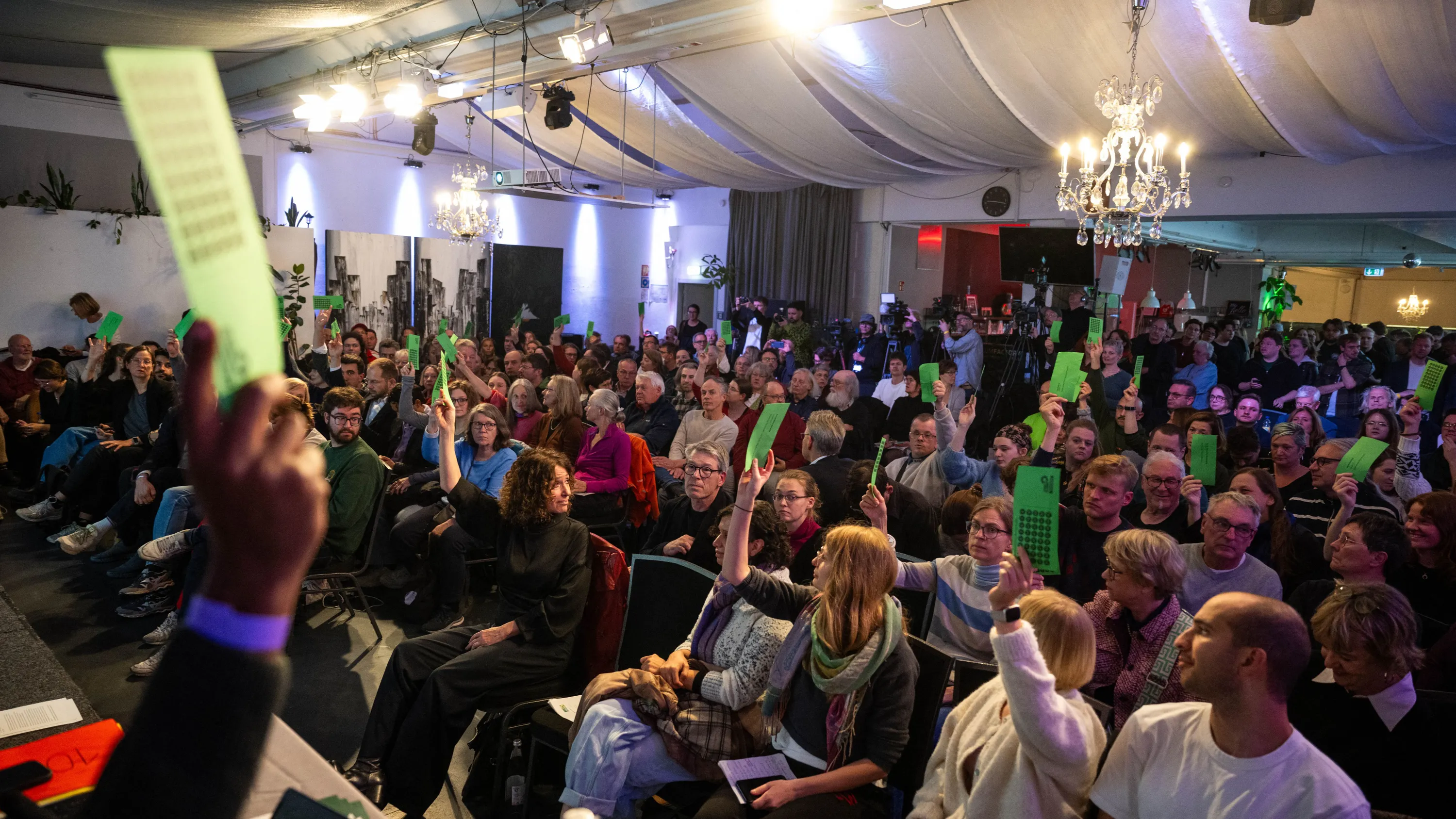 Rot-GRÜN-Rot: Berliner Grüne stimmen für Koalitionsverhandlungen Rot-GRÜN-Rot: Berliner Grüne stimmen für Koalitionsverhandlungen