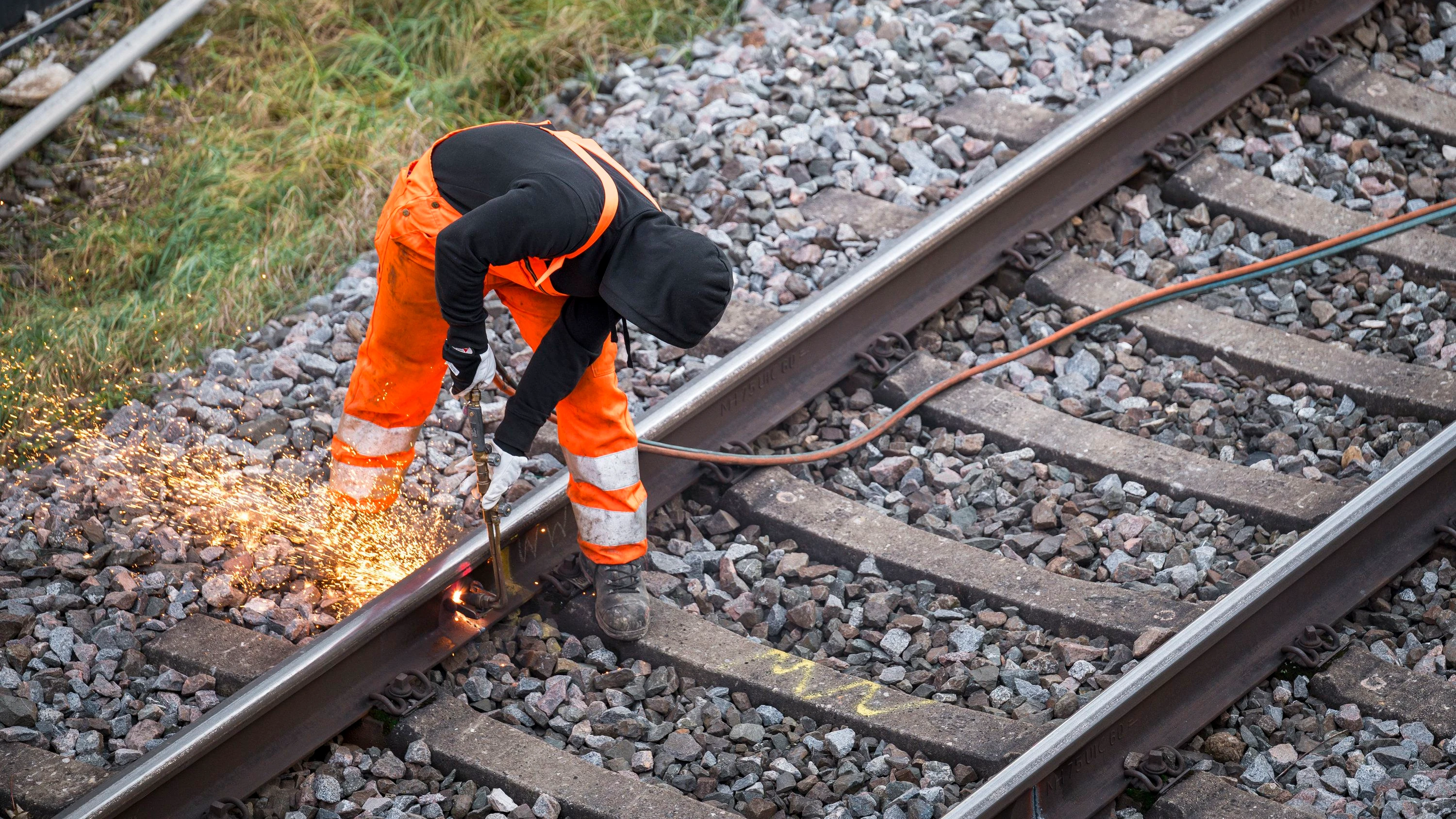 Bahnbaustelle: Ertüchtigte Brücken, erneuerte Schienenwege, eine digitalisierte Infrastruktur sind wichtige Voraussetzungen für ein leistungsfähiges Land. - dpa