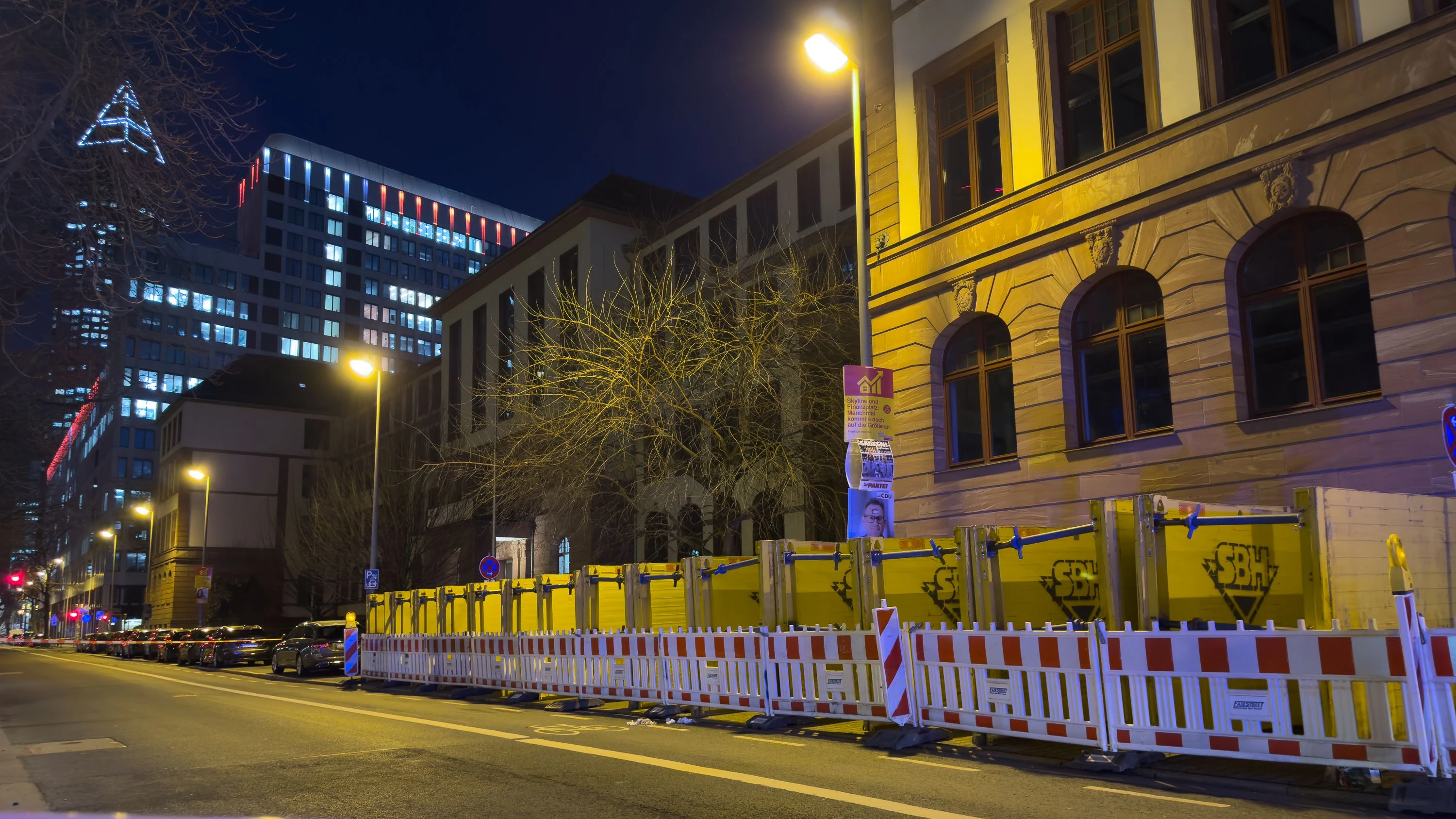 Anni-Albers-Schule: Dach der gesperrten Berufsschule wird abgedeckt