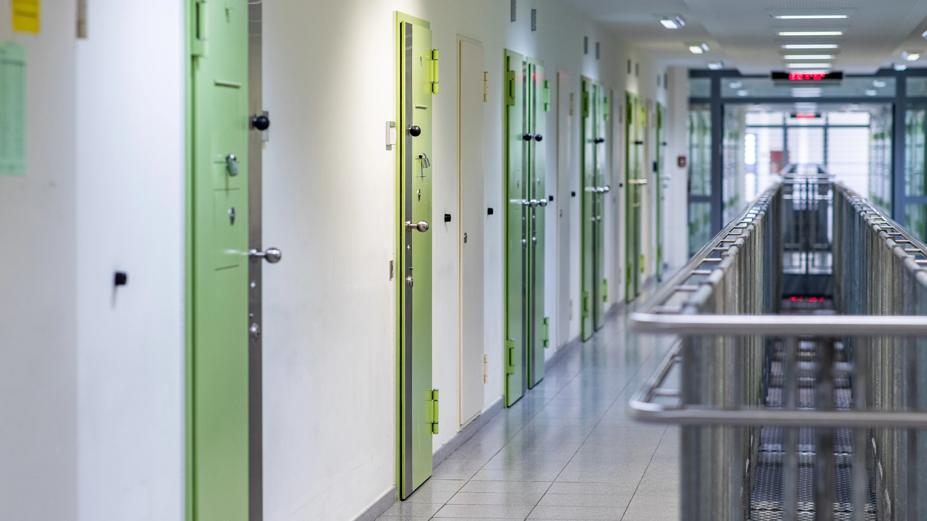 Eingesperrt: Der Alltag der Justizbediensteten kann belastend sein (Symbolbild). - dpa