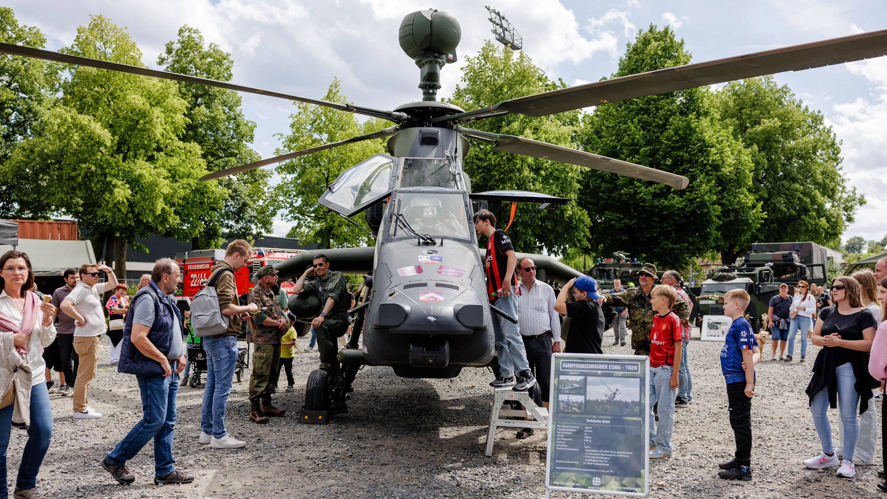Ansichtssache: Auch einen Kampfhubschrauber Tiger zeigen die Heeresflieger auf dem Hessentag. - Emil Eichinger