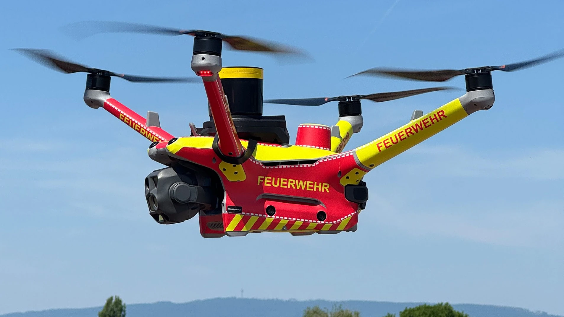 Feuerwehr Wiesbaden: Drohnen fliegen zum Einsatz voraus Die Feuerwehr in der hessischen Landeshauptstadt testet neuartige Drohnen. Sie werden von einem externen Anbieter in Berlin gesteuert und erkunden die Einsatzstelle aus der Luft, bevor die Wehrleute eintreffen.
