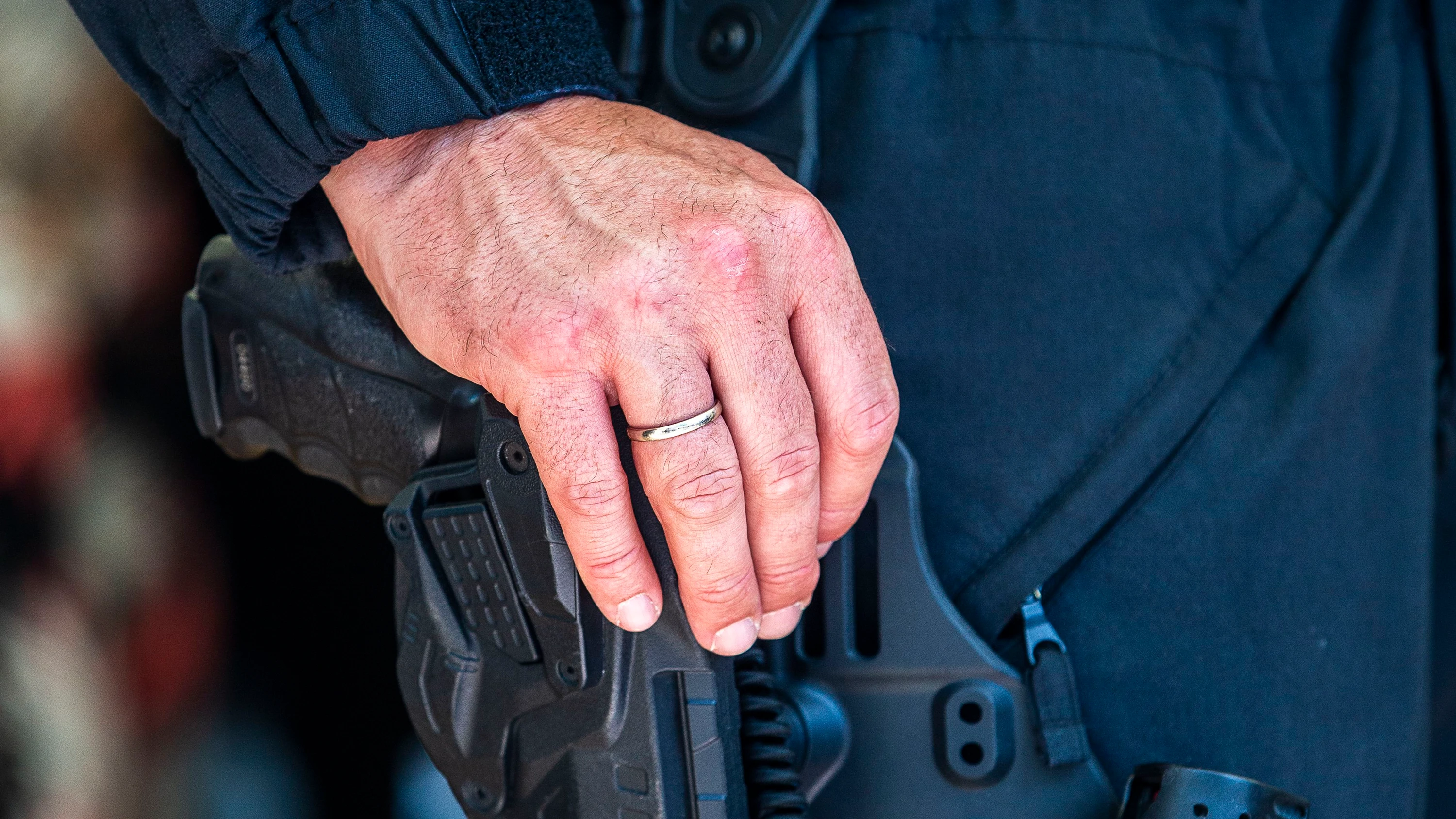 Griffbereit: Ein Polizist hat die Hand an seiner Dienstwaffe - Samira Schulz