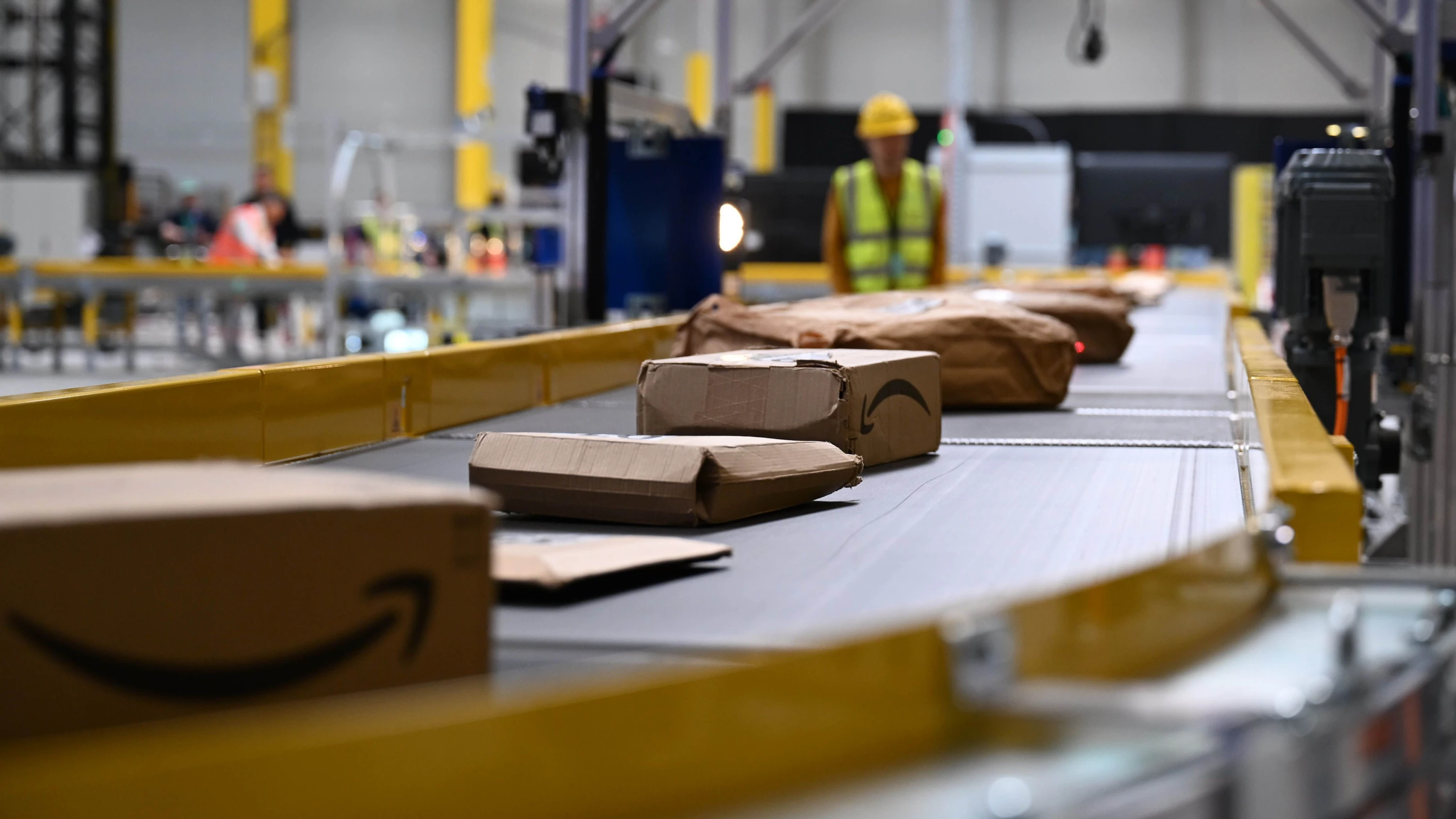 Amazon kündigt höhere Löhne für die Mitarbeiter in den Logistik-Zentren an. - dpa