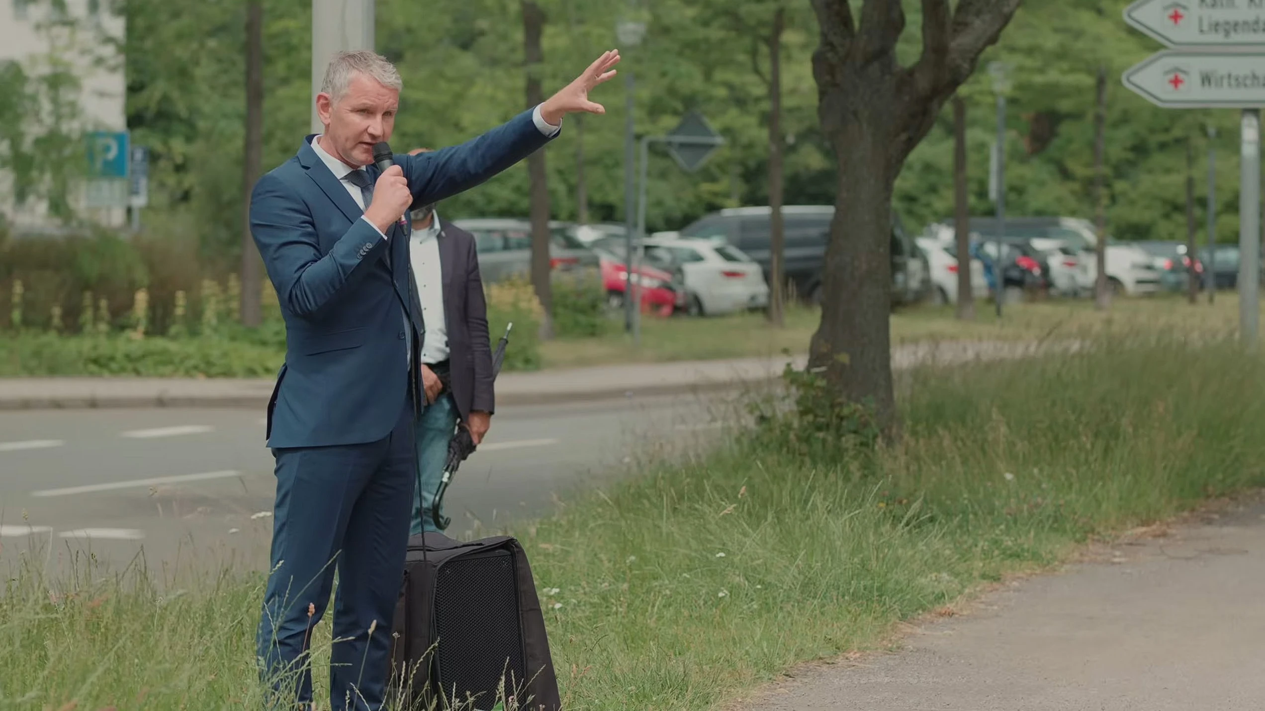 Björn Höcke: Jetzt verteidigt er bewaffnete Neonazis Björn Höcke: Jetzt verteidigt er bewaffnete Neonazis