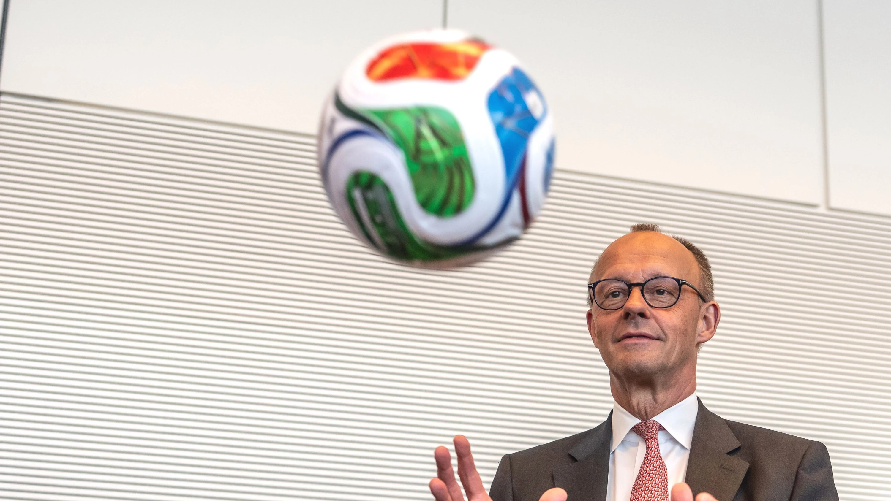 Kanzler und Fussball: Friedrich Merz und das peinlichste Eigentor der WM Kanzler und Fussball: Friedrich Merz und das peinlichste Eigentor der WM