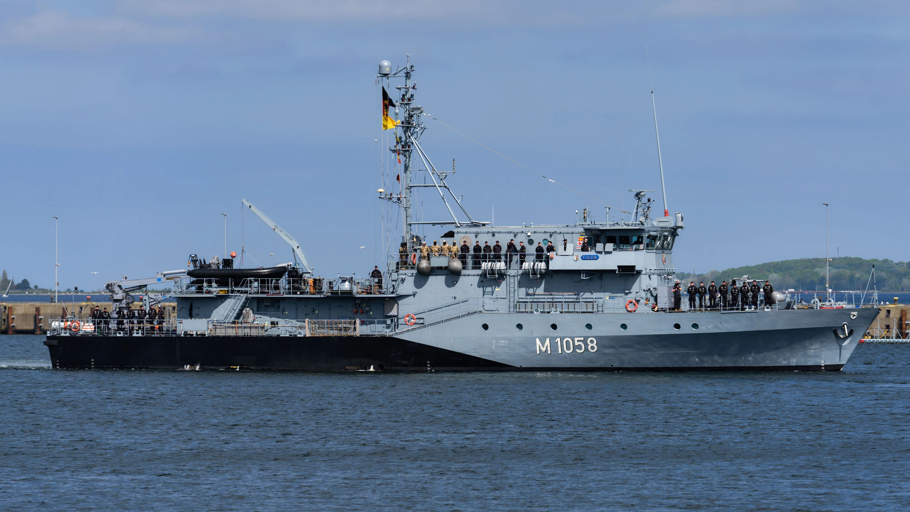 Das Minenjagdboot Fulda, hier am Marinestützpunkt Kiel mit Kurs auf Richtung Mittelmeer - dpa
