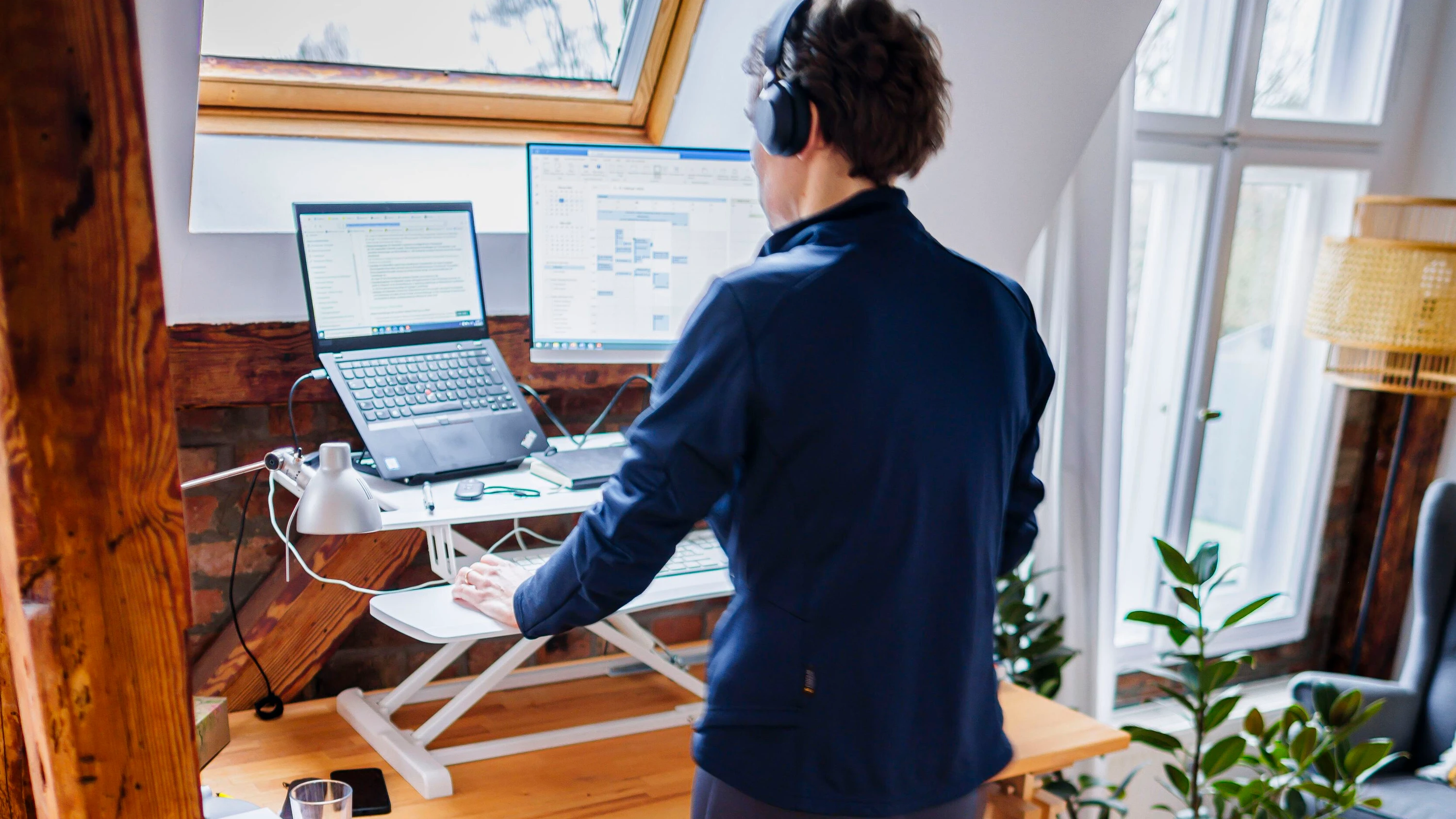 Gesundes Arbeiten erfordert Bewegung - dafür muss es nicht immer ein Laufband sein. - Picture Alliance