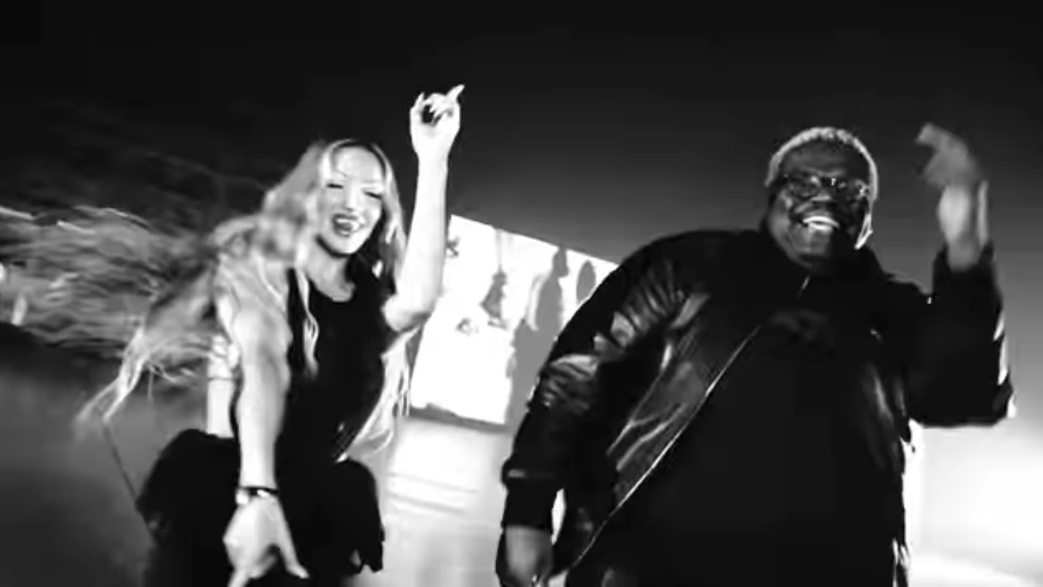 Eine Aufnahme aus dem Video zum Song „Gut genug“ mit Shirin David und dem Sänger von Blumengarten Rayan Djima - youtube/kitschkrieg