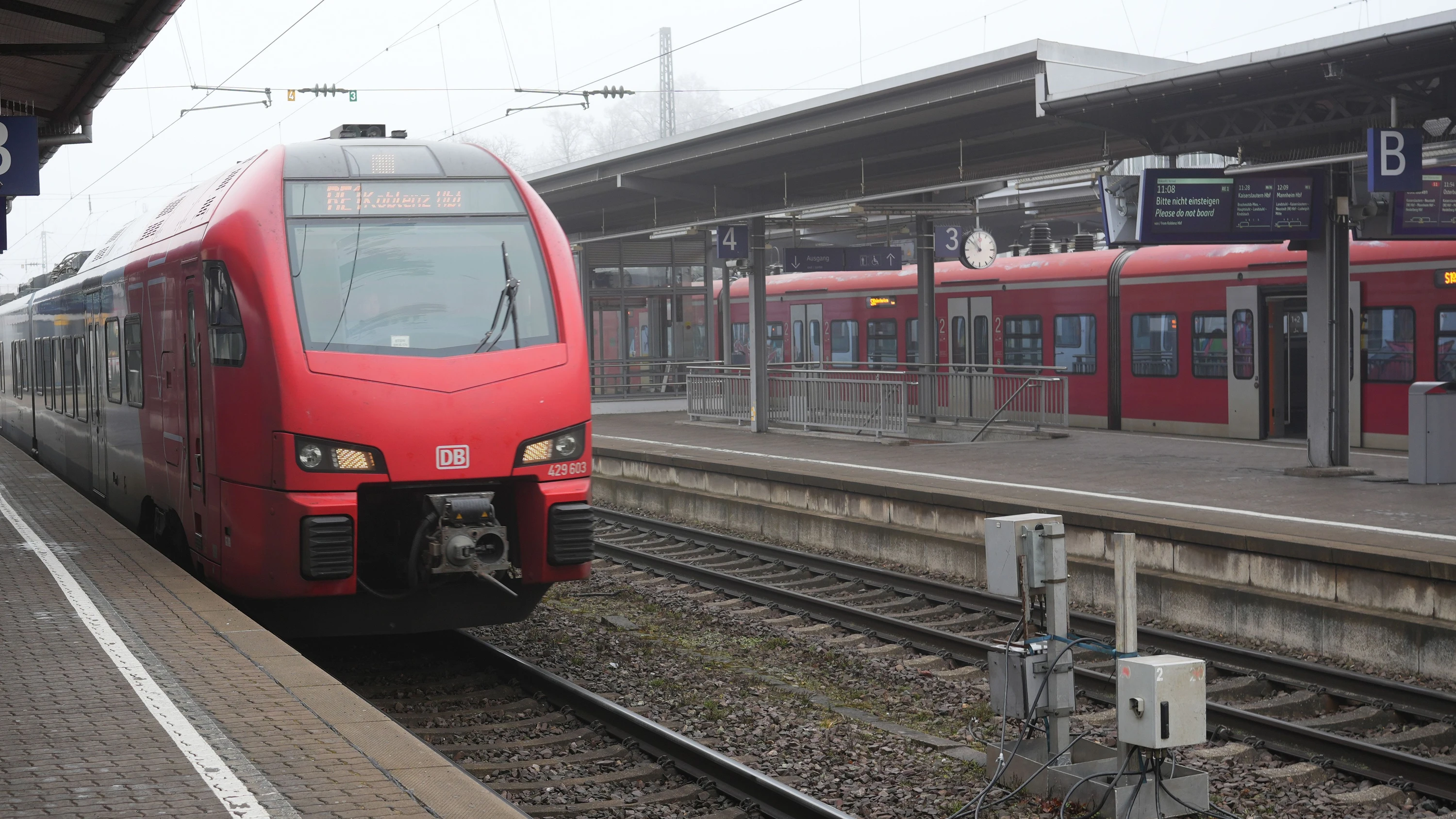 Messerangriff im Saarland: Frau in Regionalzug verletzt