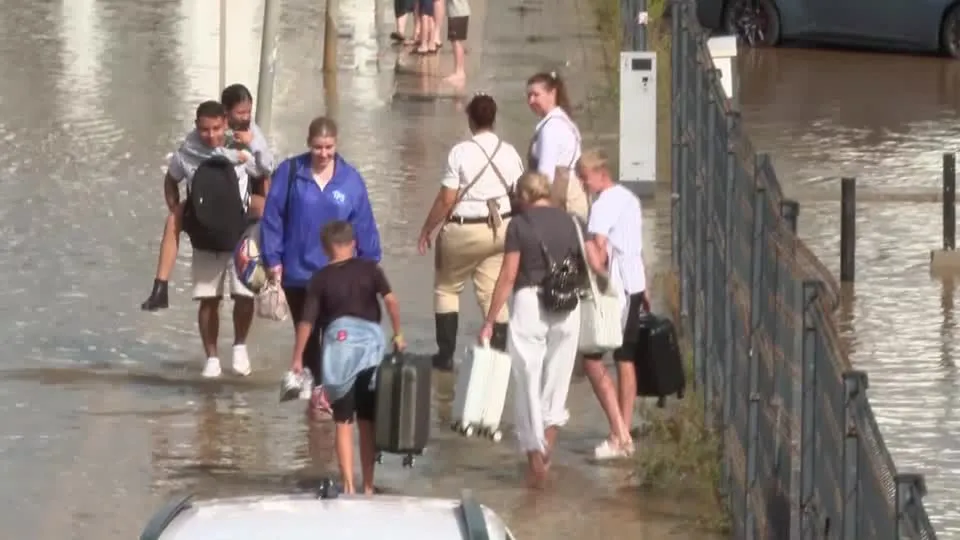 Ferien fallen ins wasser: Urlauber auf Ibiza von Regenflut überrascht