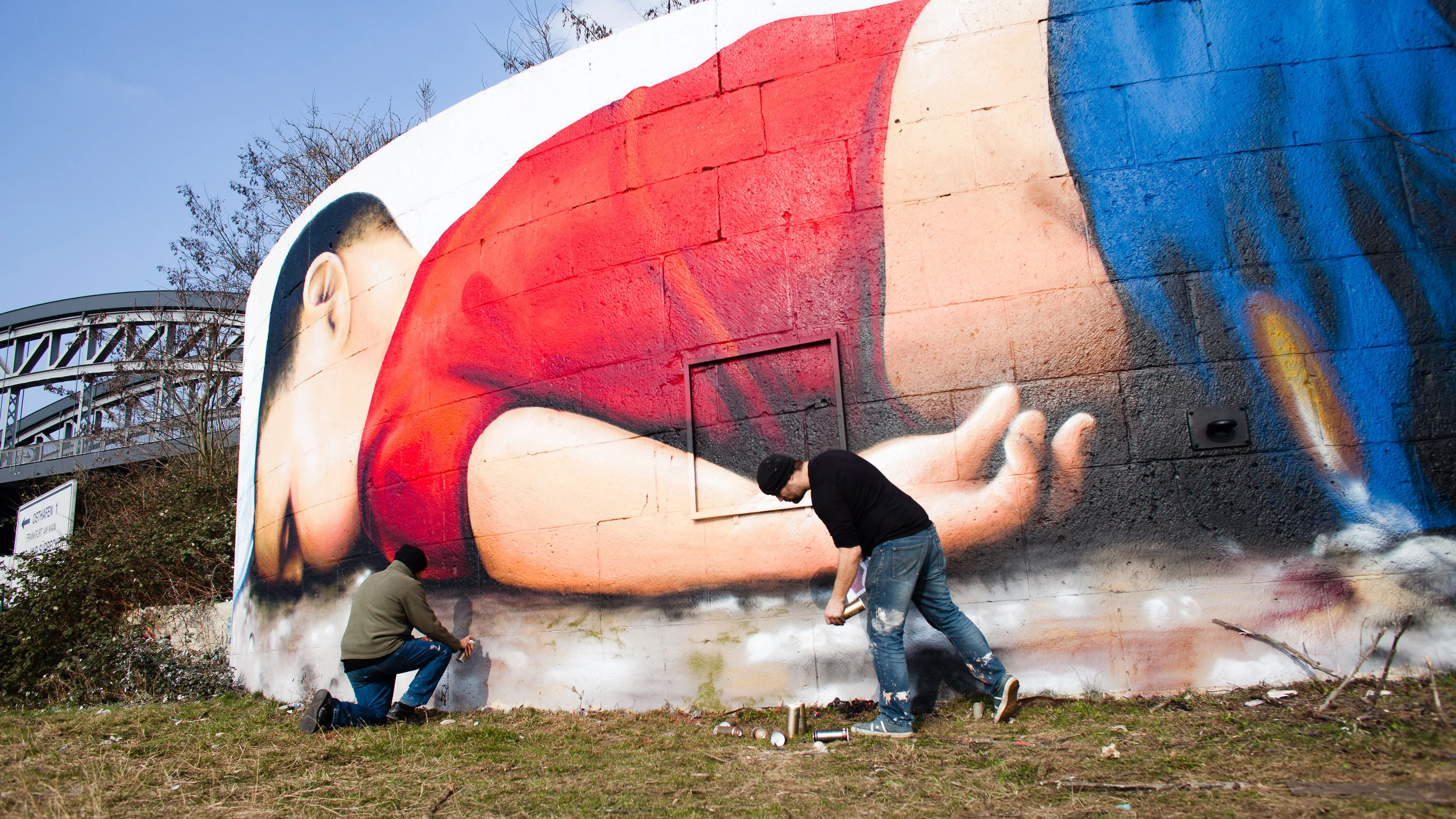 Nicht jeder kennt den Frankfurter Grafitti-Künstler Oğuz Şen (links). Aber das Bild, dass er 2016 mit Justus Becker an eine Mauer sprühte, ging um die Welt. - Etienne Lehnen