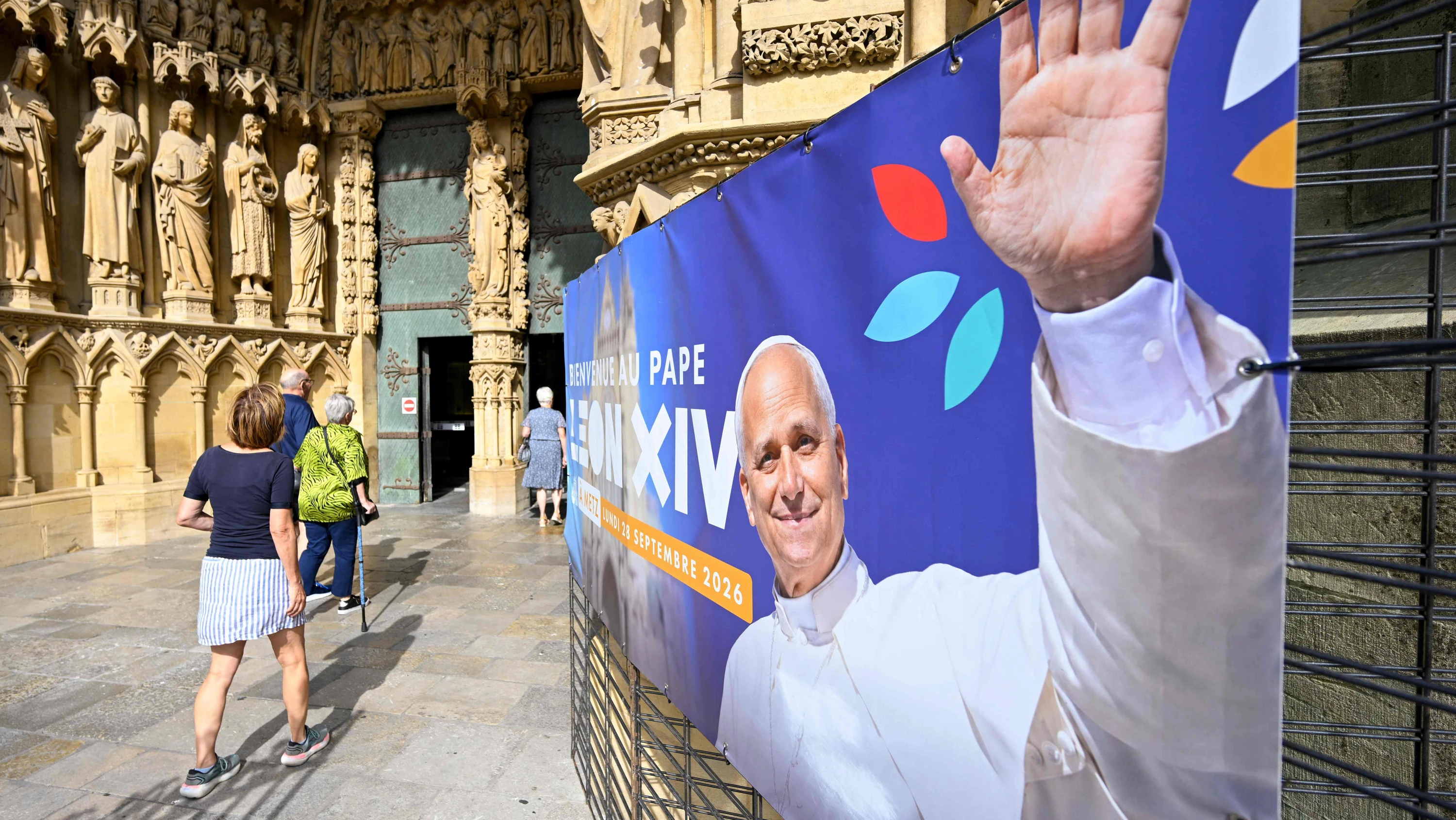 Ein Transparent an der Saint-Étienne-Kathedrale kündigt die Messe mit Papst Leo XIV. in Metz an. - AFP