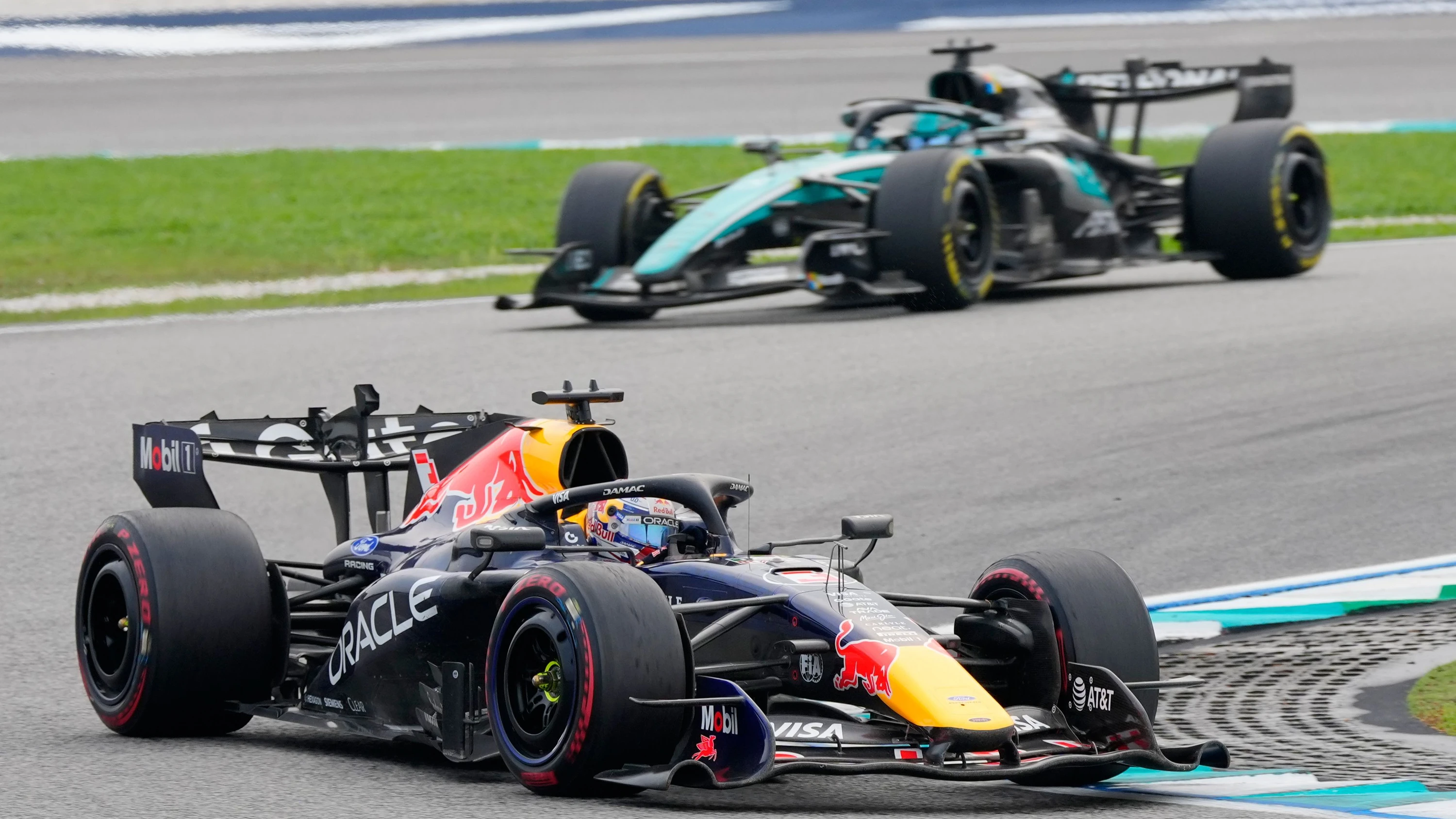 Formel 1 in Malaysia: Verstappen sichert sich trotz Regenchaos ersten Saisonsieg