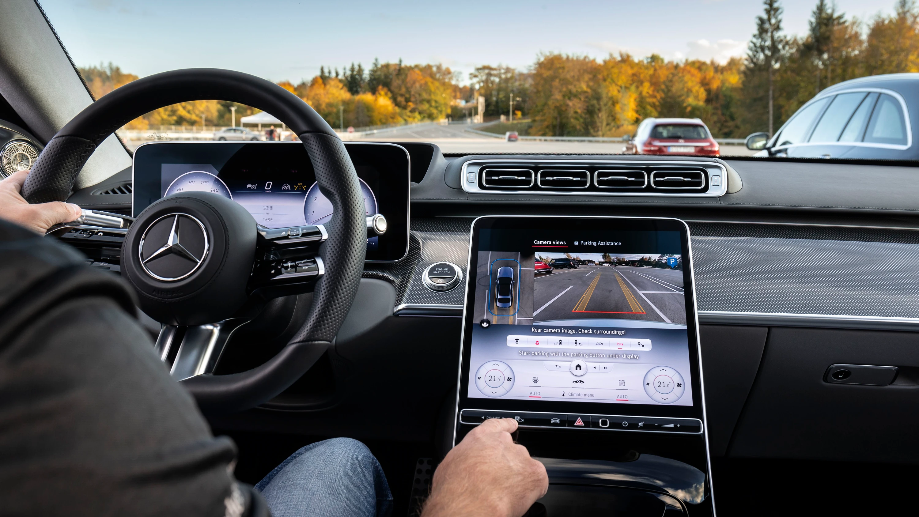 Alles im Blick: Kamerabilder auf dem Display einer Mercedes-Limousine - Mercedes-Benz AG