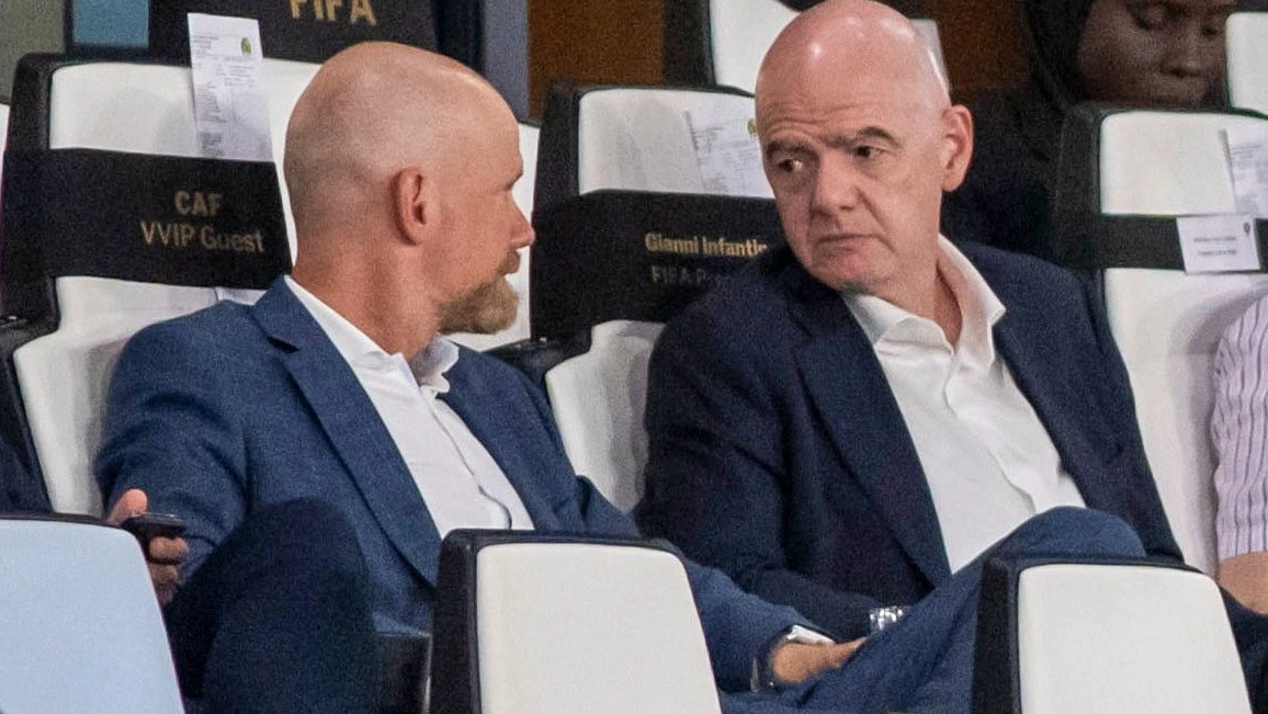 Demonstrativ: FIFA-Präsident Infantino (Mitte) zeigt sich nach der Krisensitzung in Rabat Seite an Seite mit seinem Kritiker, Generalsekretär Mattias Grafström (links). - AP Photo/STR