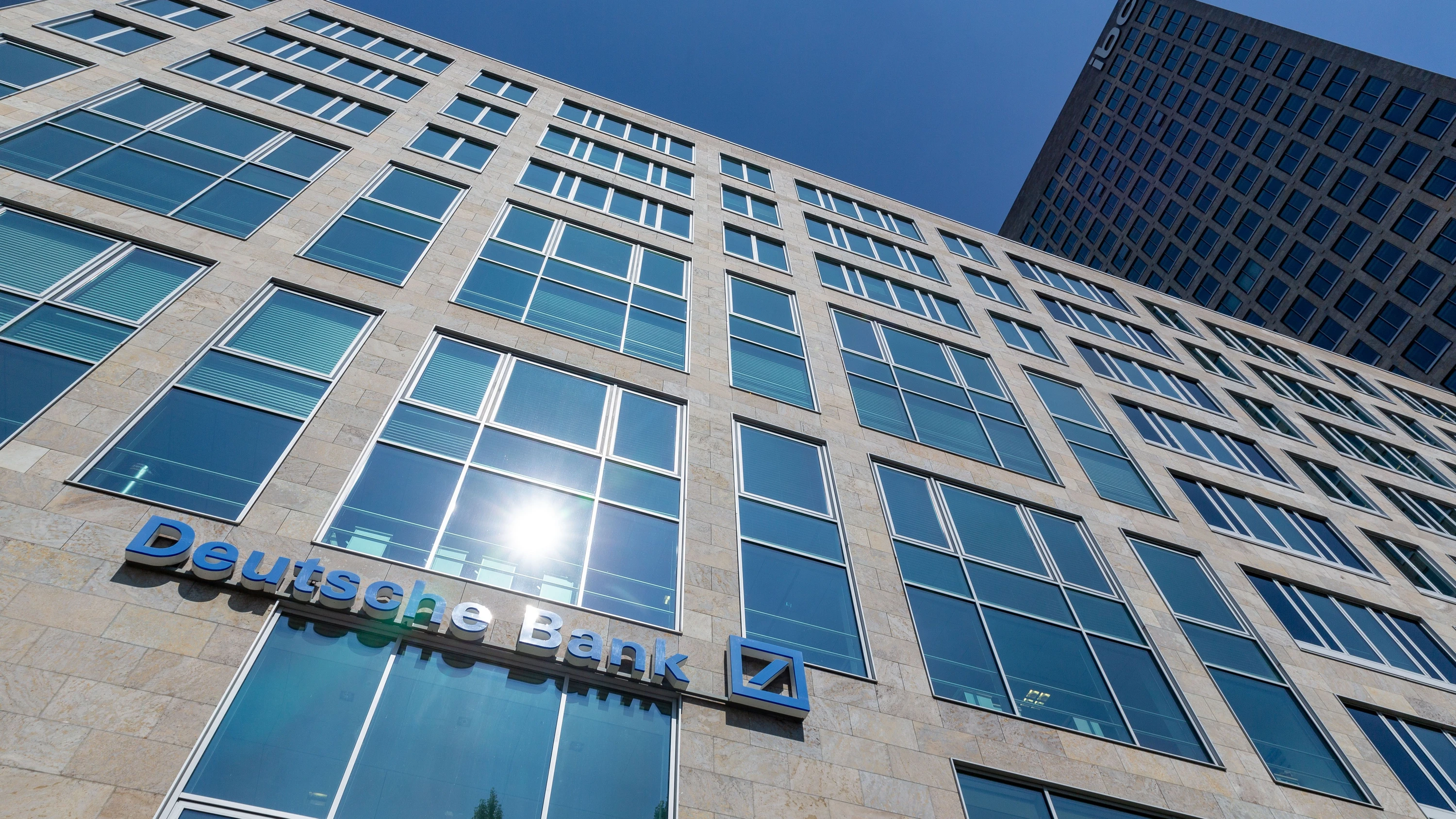 Business-Ticker: Deutsche-Bank-Razzia: Privatkundenfiliale in Frankfurter Zentrale durchsucht