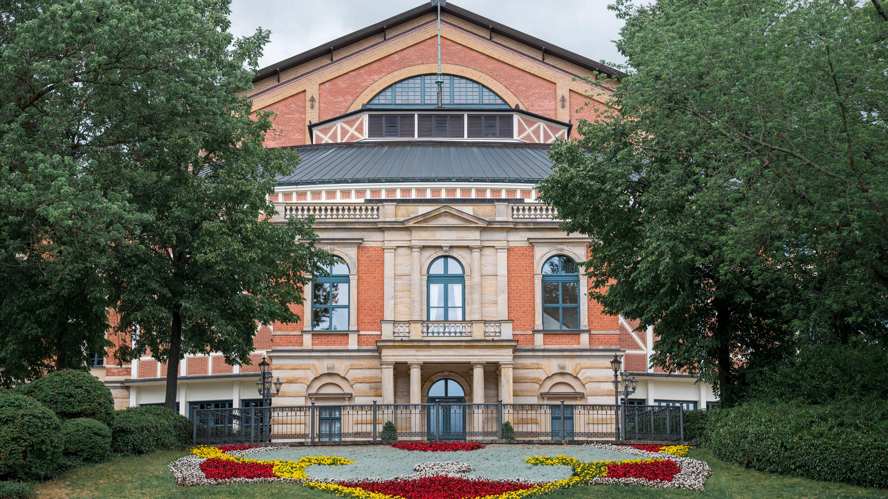 Blick auf das Bayreuther Festspielhaus am Grünen Hügel. - dpa