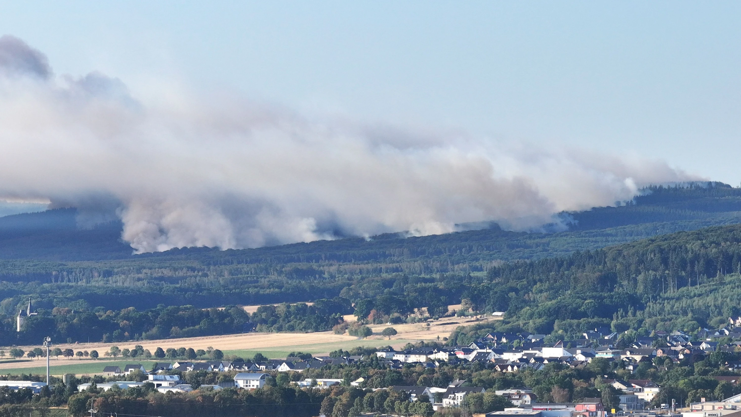 Dichter Rauch eines Waldbrands steigt über dem Hürtgenwald auf (Aufnahme mit Drohne). Wegen des Waldbrands in der Gemeinde Hürtgenwald wurde der Ortsteil Gey, in dem gut 1800 Menschen leben, evakuiert. - dpa