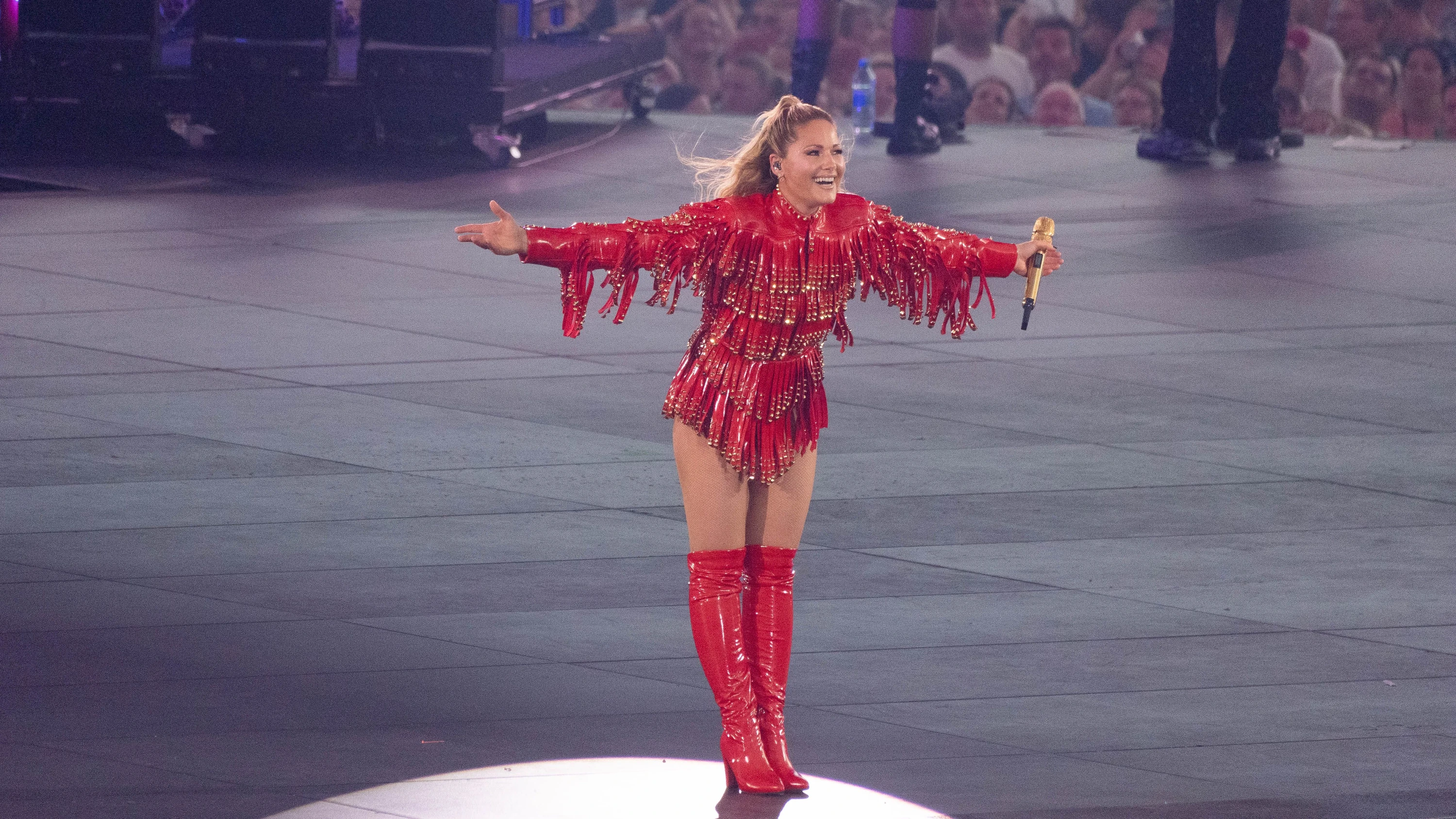 Für sie kann die Bühne gar nicht groß genug sein: Helene Fischer begrüßt ihr Frankfurter Publikum. - Matias Basualdo