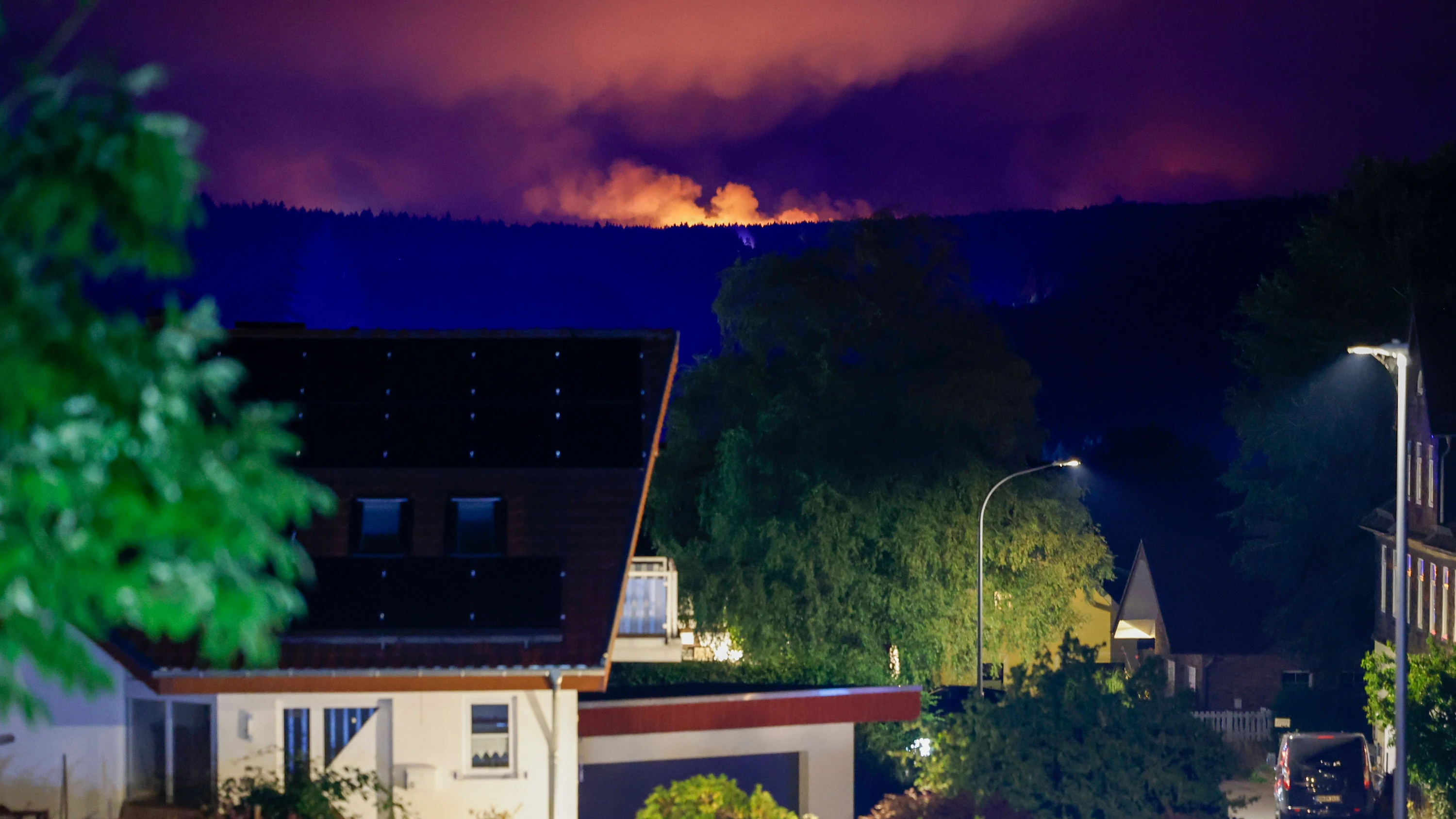 Das Hohe Venn steht in Flammen. 30 Anwohner des Ortsteils Monschau-Kalterherberg wurden am Abend in Sicherheit gebracht. - dpa