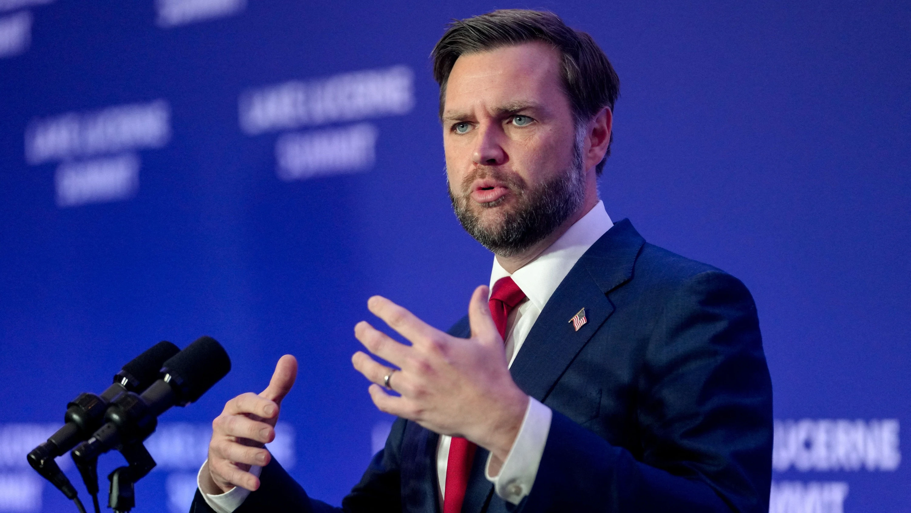 US-Vizepräsident J. D. Vance spricht am Montag im Bürgenstock-Resort am Vierwaldstättersee mit Medienvertretern - Reuters