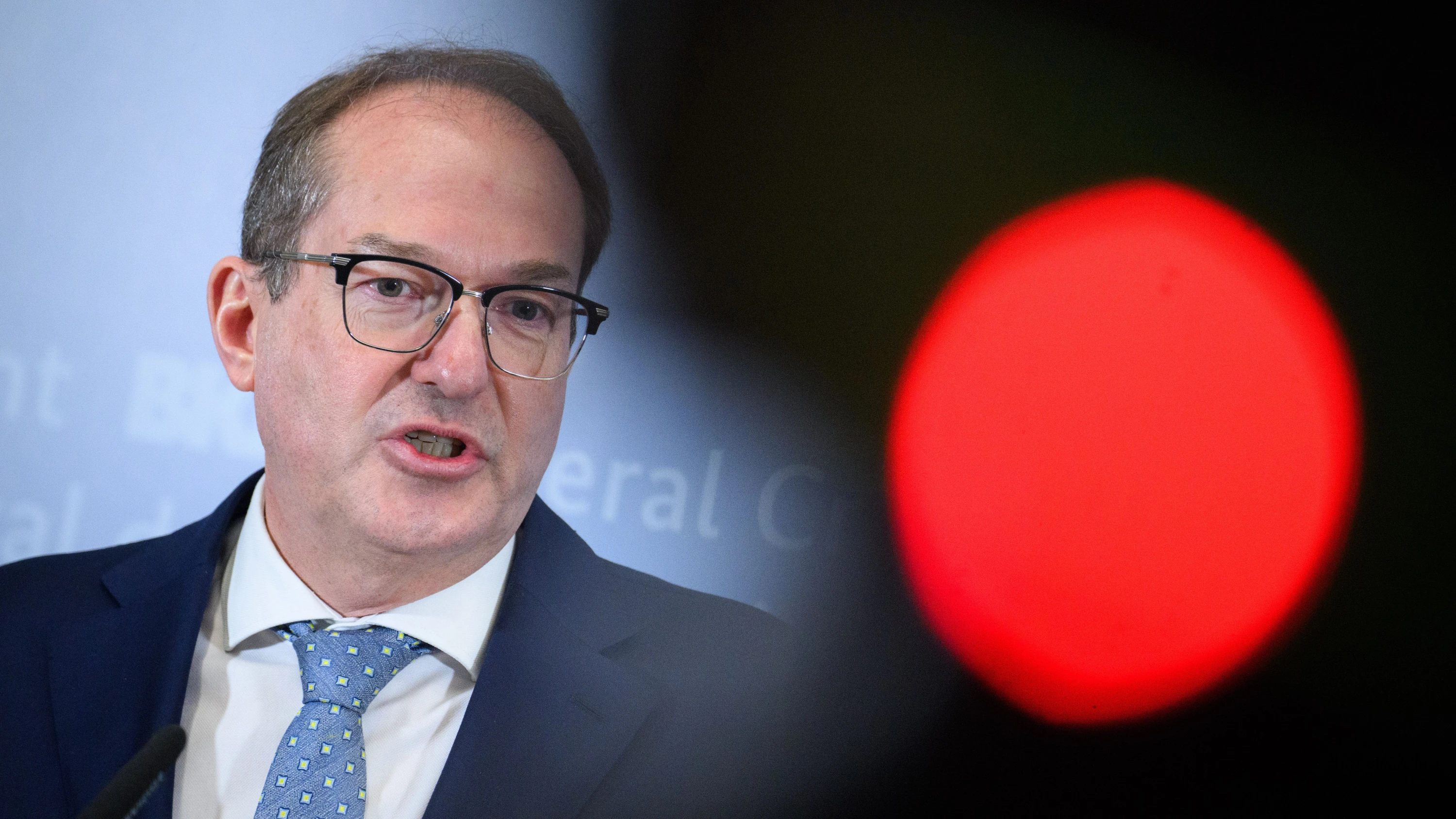 Lockerung des Arbeitsverbots: Was bringt der „Sofort-In-Arbeit-Plan“? Lockerung des Arbeitsverbots: Was bringt der „Sofort-In-Arbeit-Plan“?