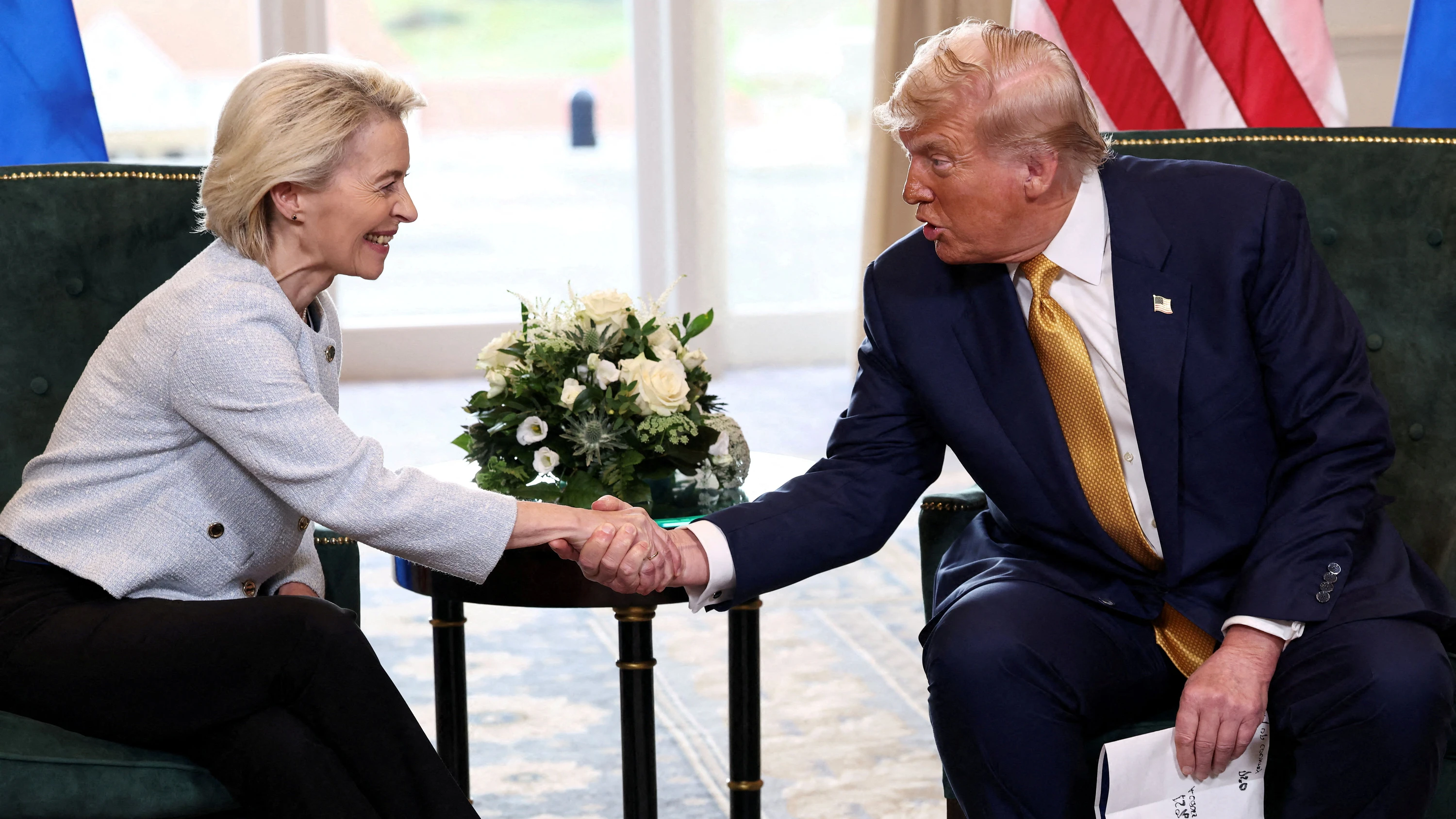 Wie ernst ist dieser Handschlag gemeint? Präsident Donald Trump und die Präsidentin der EU-Kommission, Ursula von der Leyen, nach der Einigung über das Zollabkommen Ende Juli vergangenen Jahres in Schottland. - Reuters