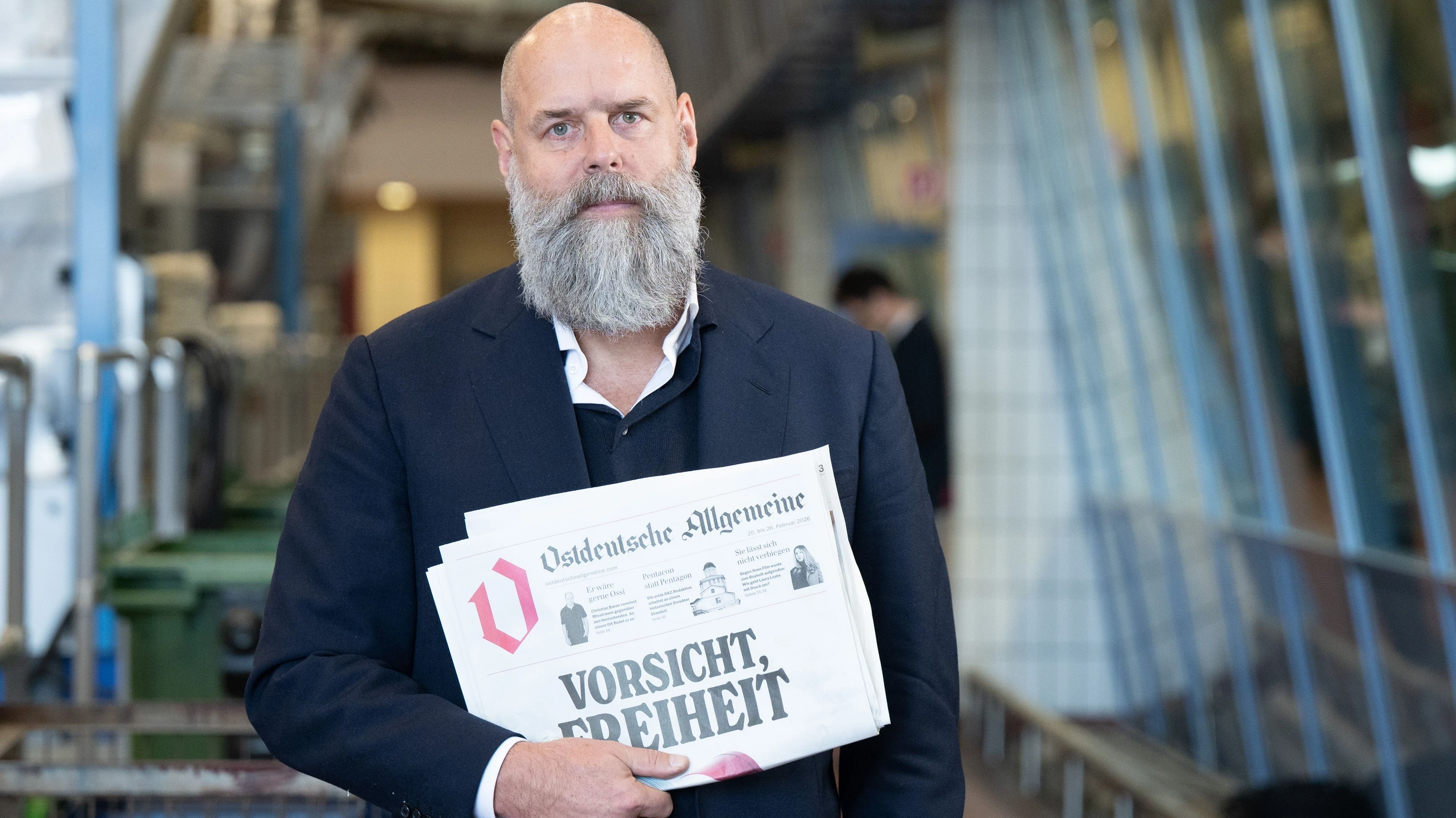 Der Verleger Holger Friedrich mit der Erstausgabe der „Ostdeutschen Allgemeinen Zeitung“ - dpa
