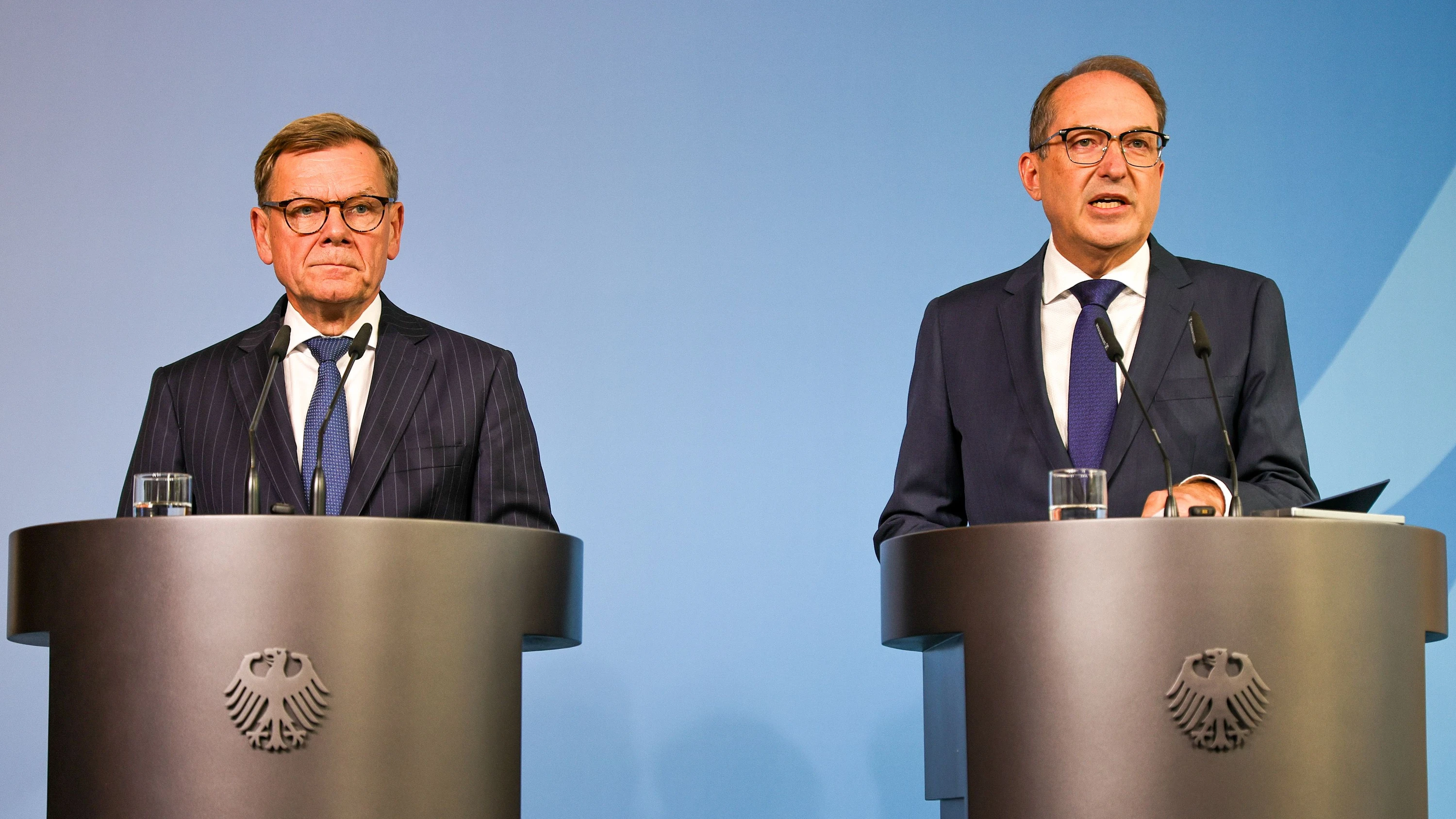 Außenminister Johann Wadephul (CDU) und Bundesinnenminister Alexander Dobrindt (CSU) am 1. September 2026 während einer gemeinsamen Pressekonferenz im Bundesinnenministerium in Berlin - Omer Messinger