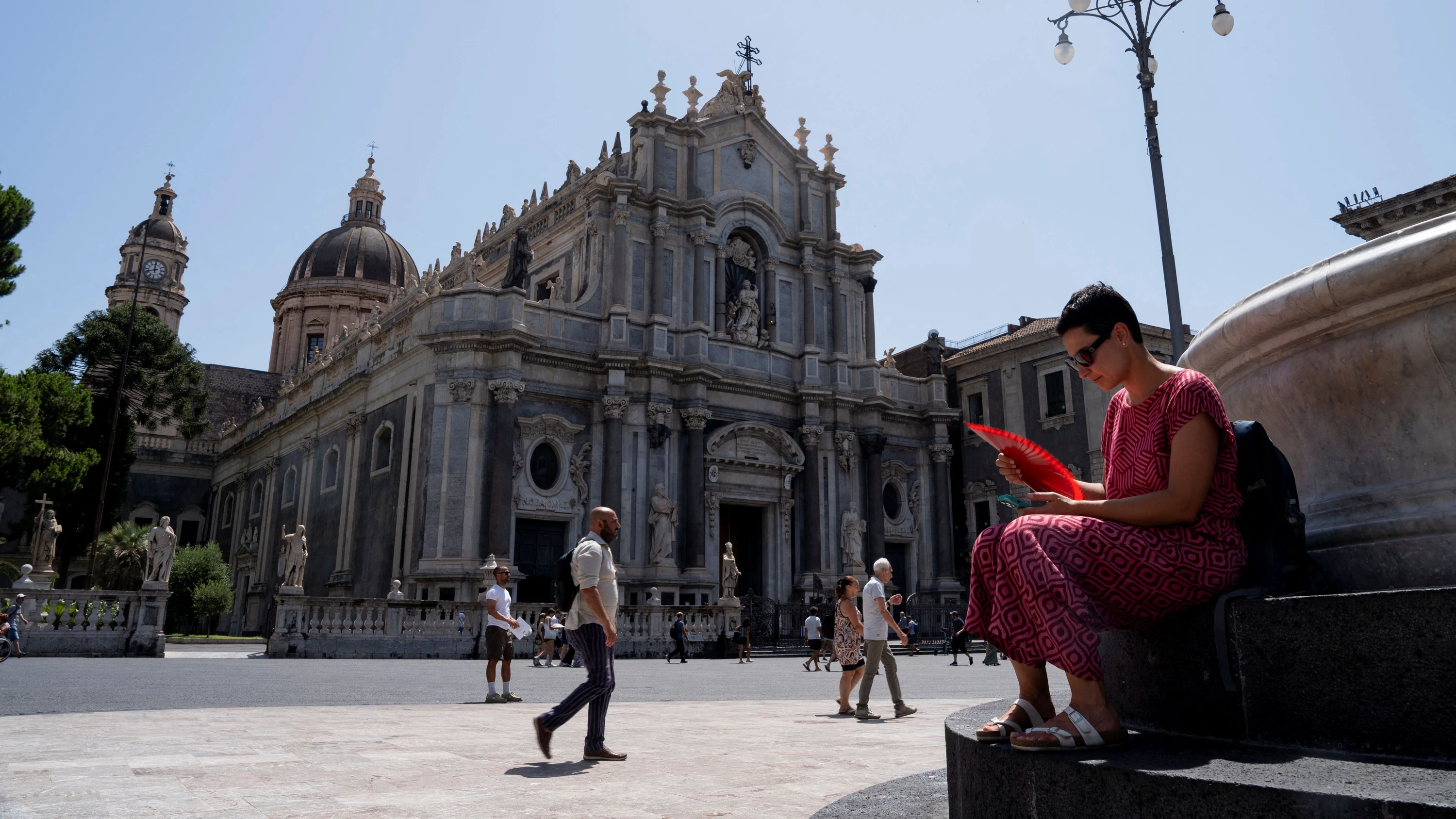 Für ein Erinnerungsfoto gut geeignet: Der Dom in Catania auf Sizilien - Reuters
