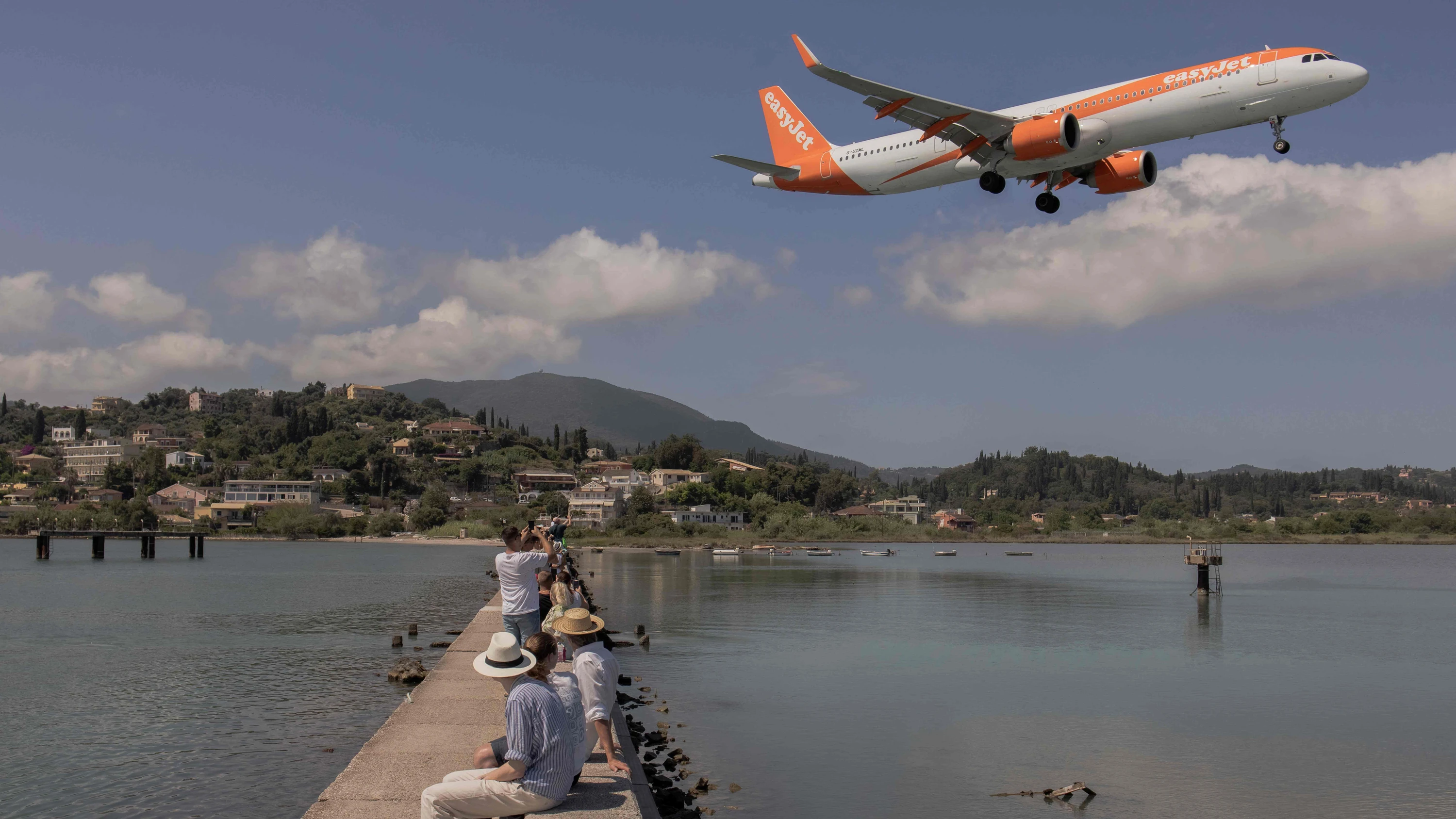 Ein Easyjet-Flieger vor der Landung in Korfu - AFP