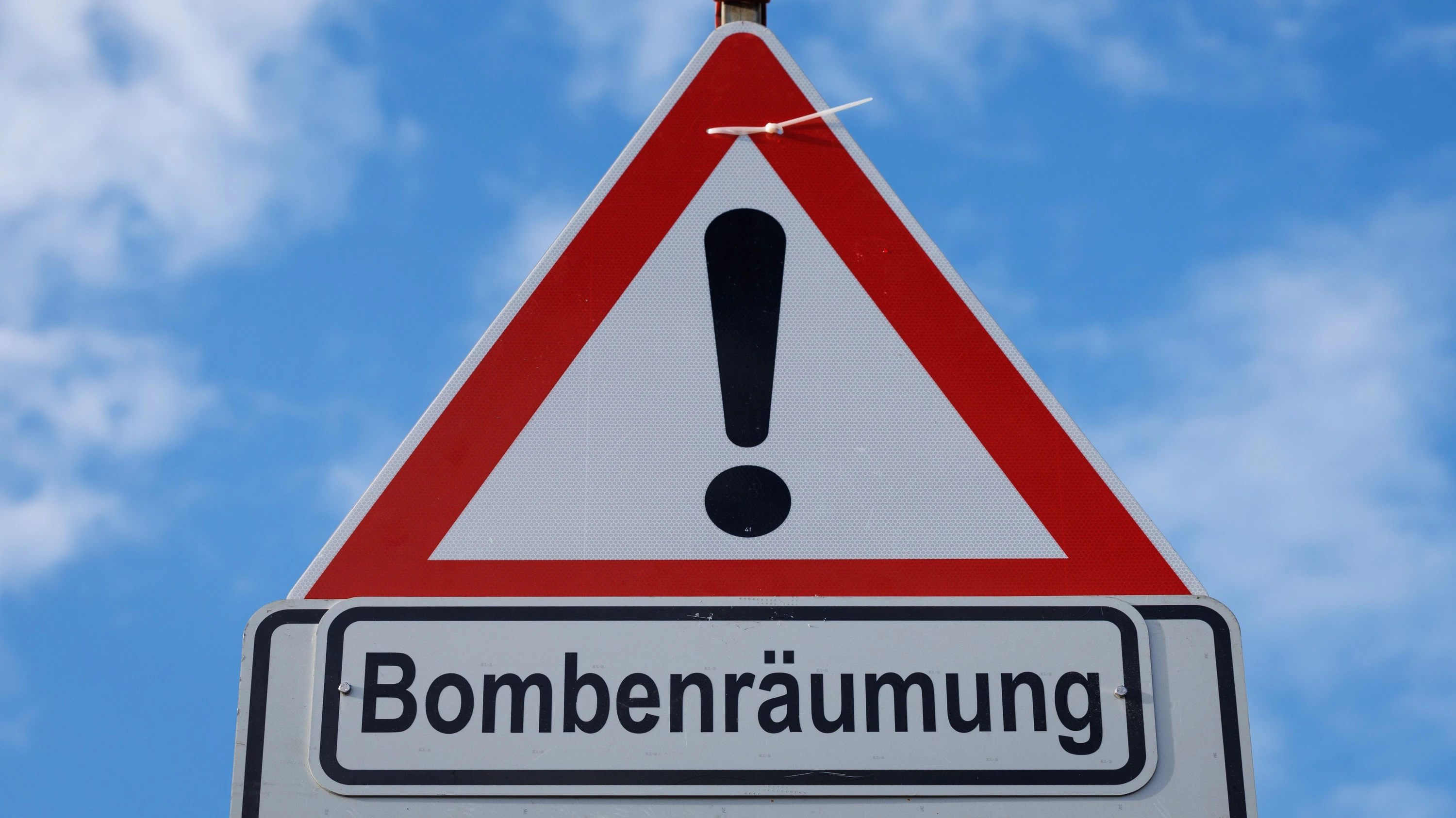 Bei Wiesbaden muss am Mittwoch eine Weltkriegsbombe entschärft werden. - dpa