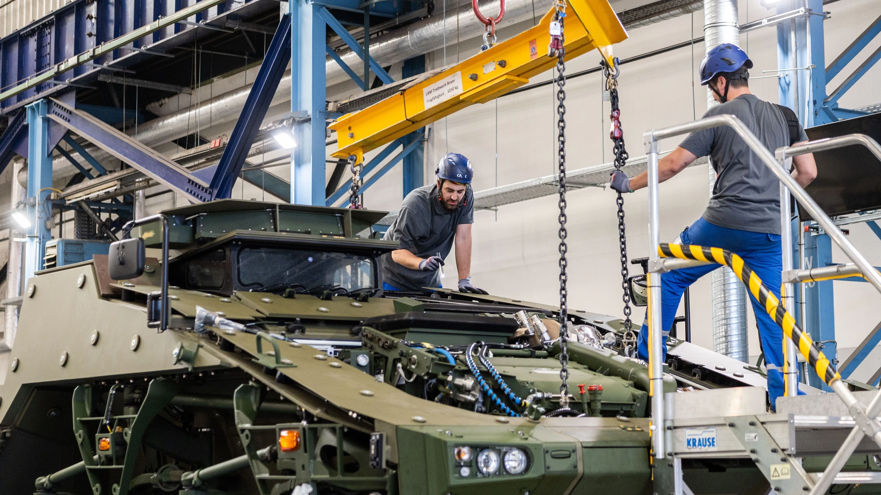 Hier wird noch eingestellt: Produktion des Radpanzers Boxer bei Rheinmetall in Kassel - Lucas Bäuml