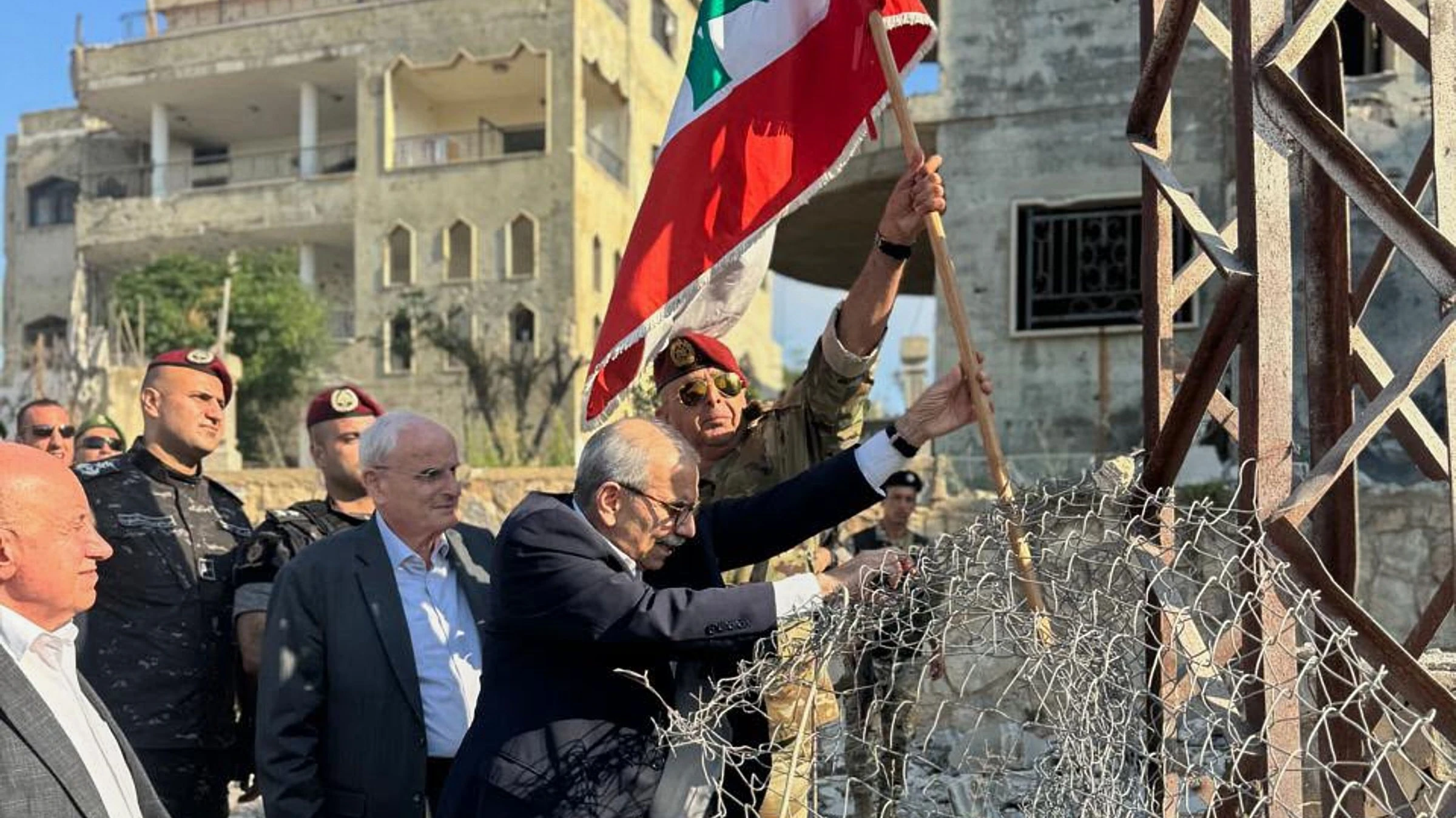 Libanons Ministerpräsident Nawaf Salam am 22. Juli in Zawtar al-Gharbiya - AP