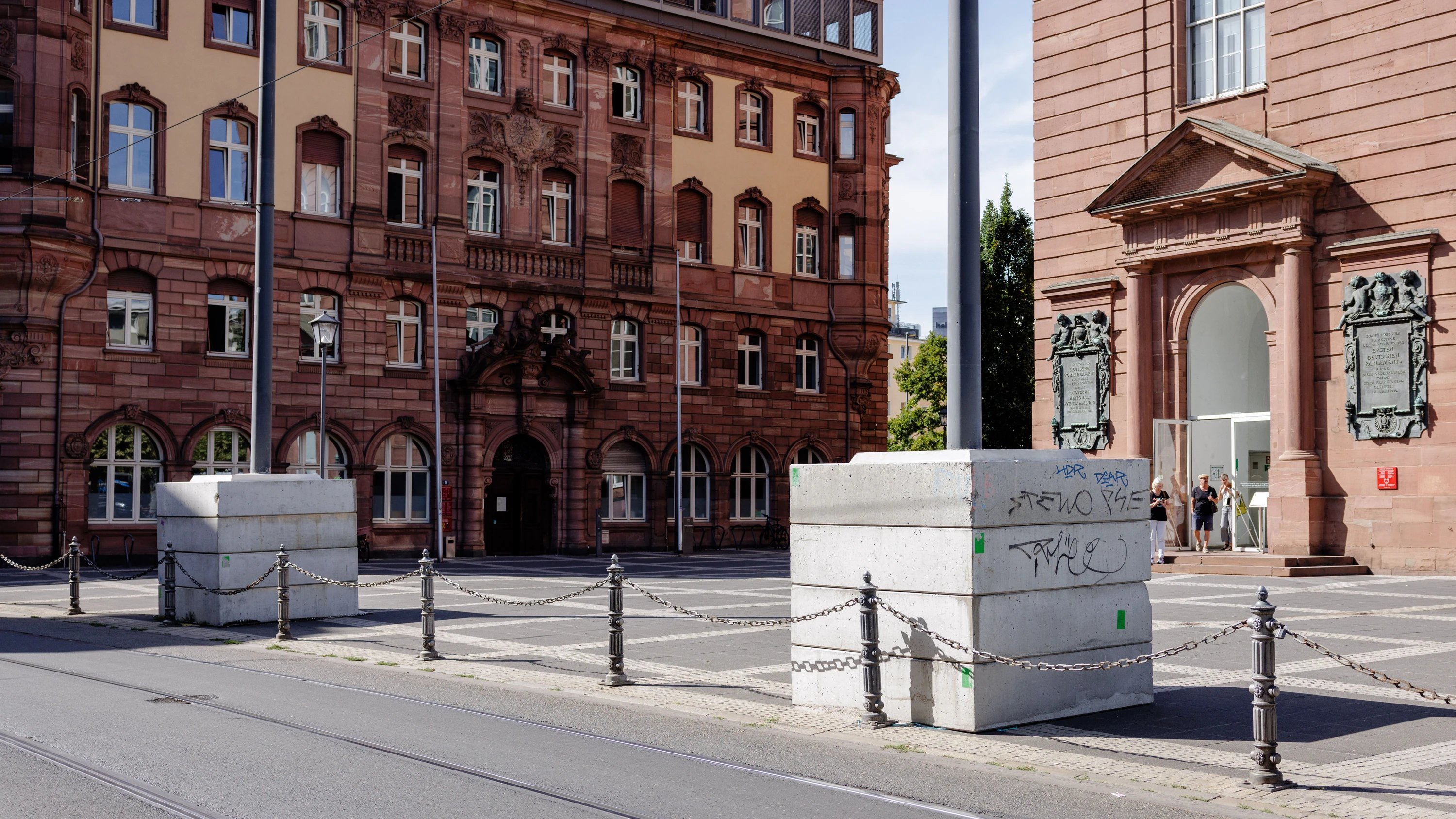 Provisorium für die Tram: Betonsockel stören Erscheinungsbild der Paulskirche