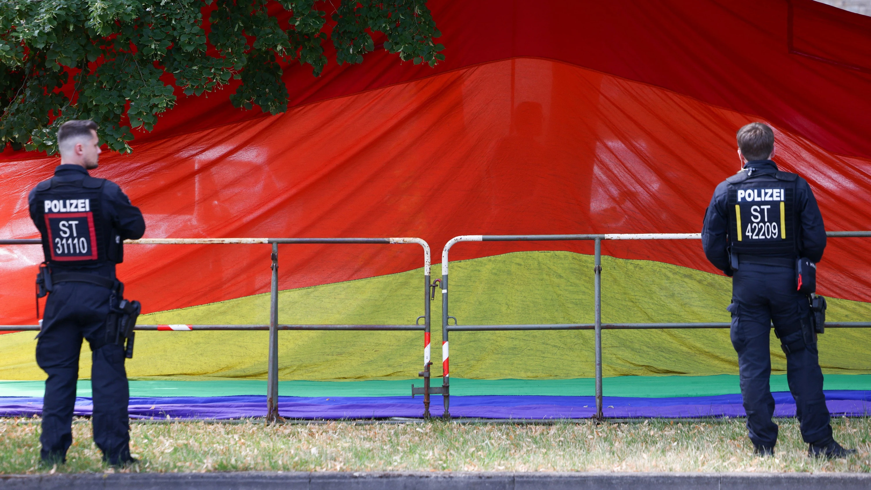 Diesseits des Regenbogens: Polizeischutz für AfD-Parteitag in Erfurt. - Reuters
