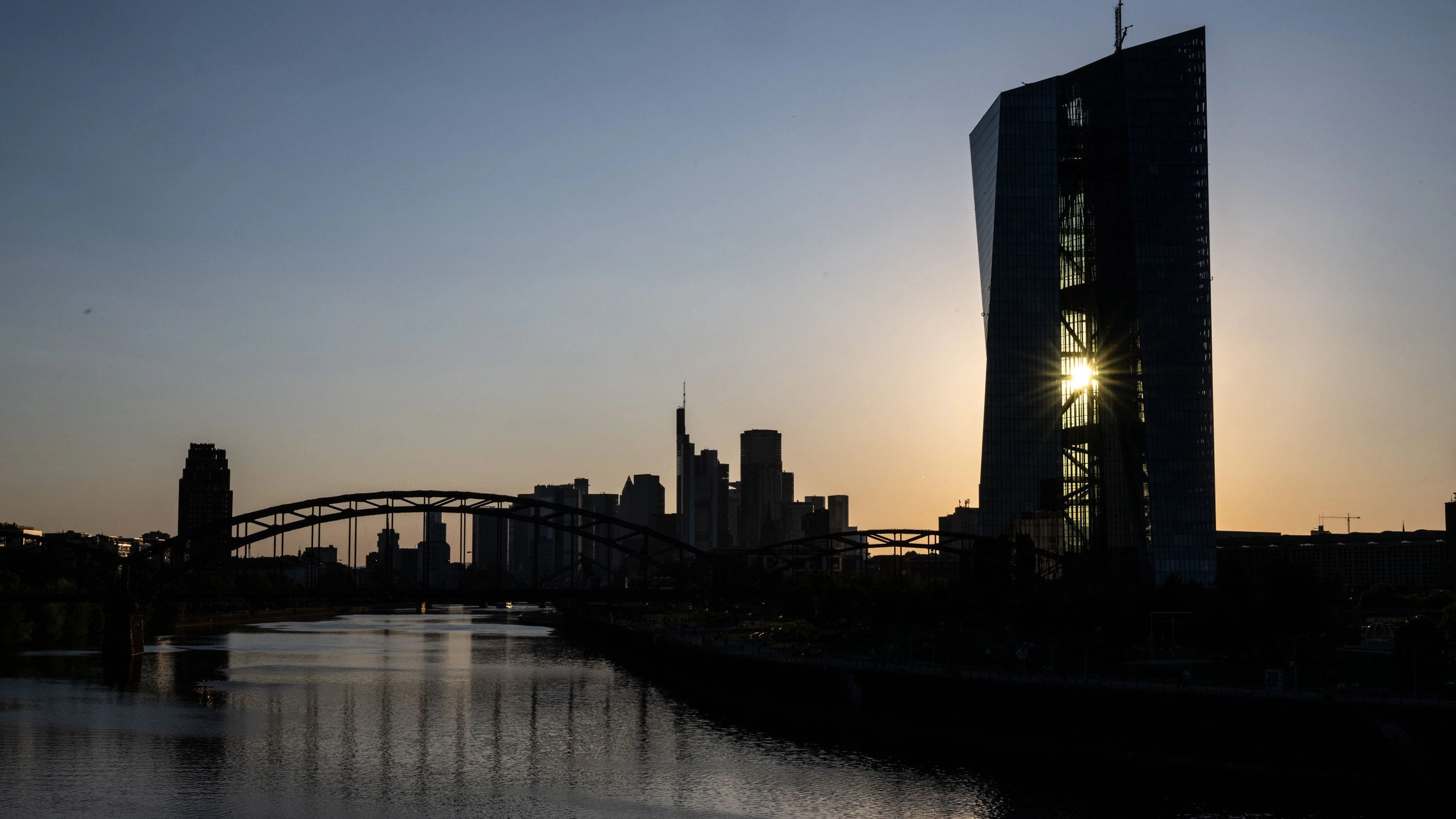 Die EZB behält den Leitzins auch zum Jahresende bei. - dpa